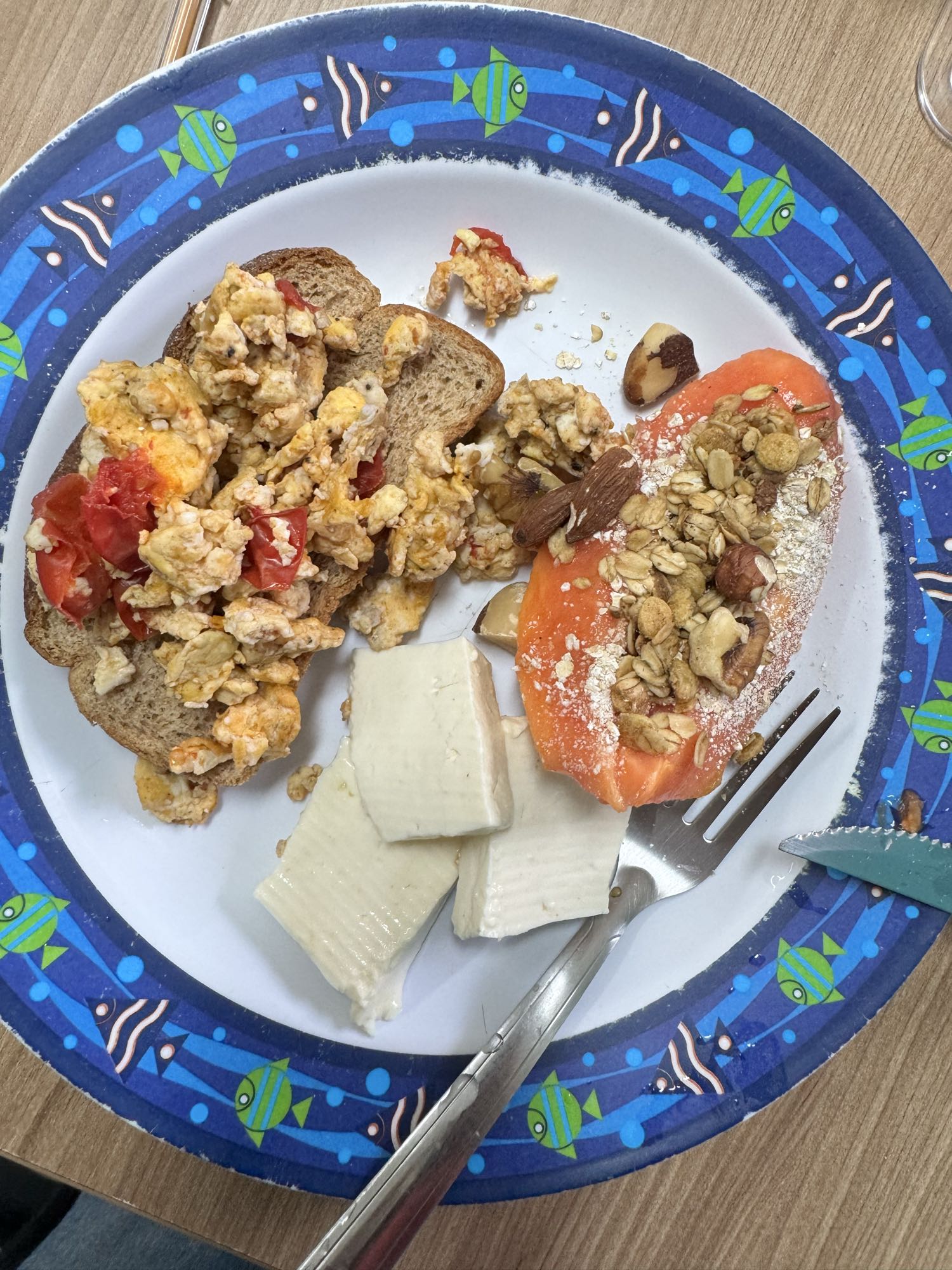 Café com ovos e mamão