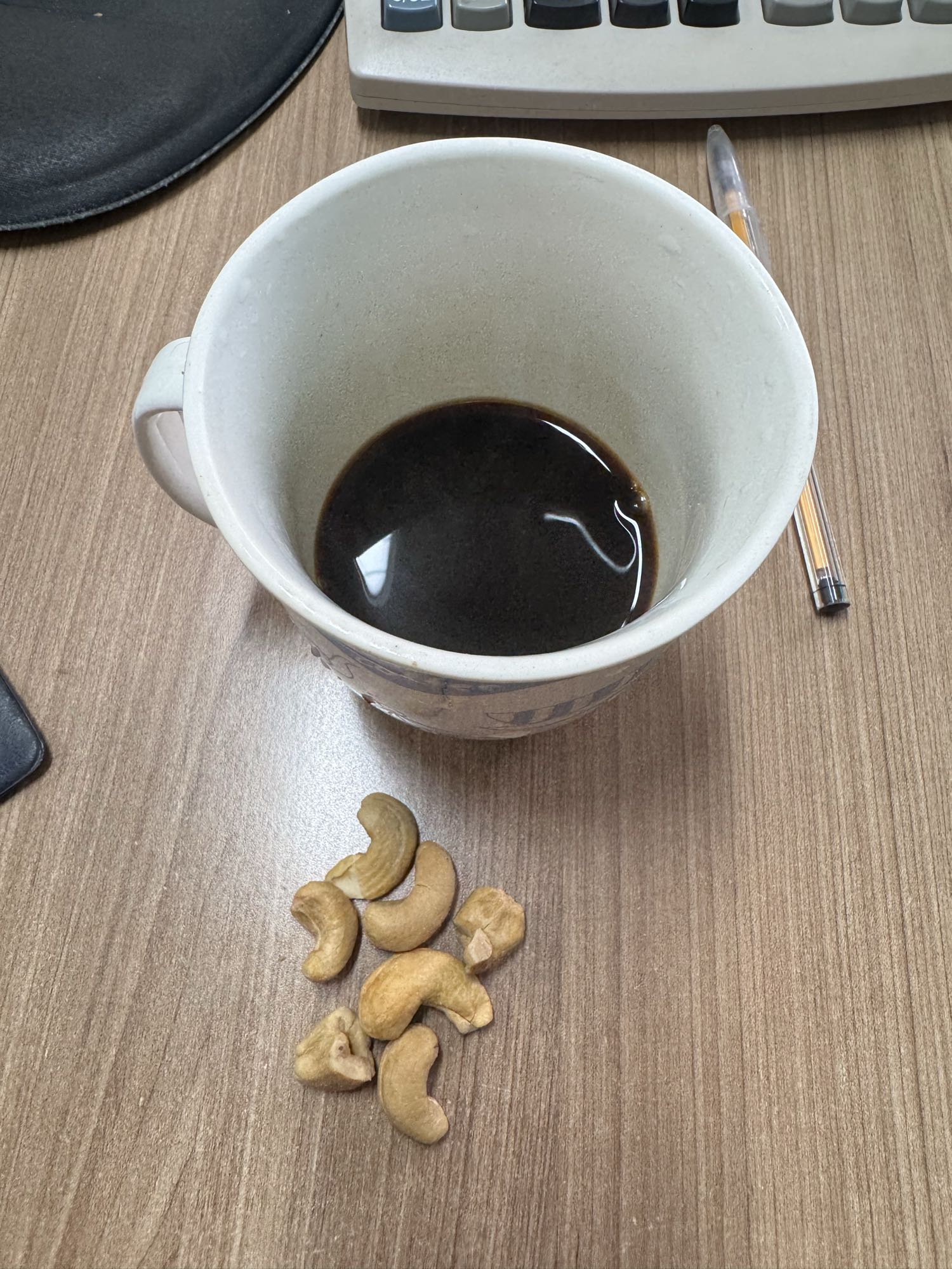 Café preto e castanhas