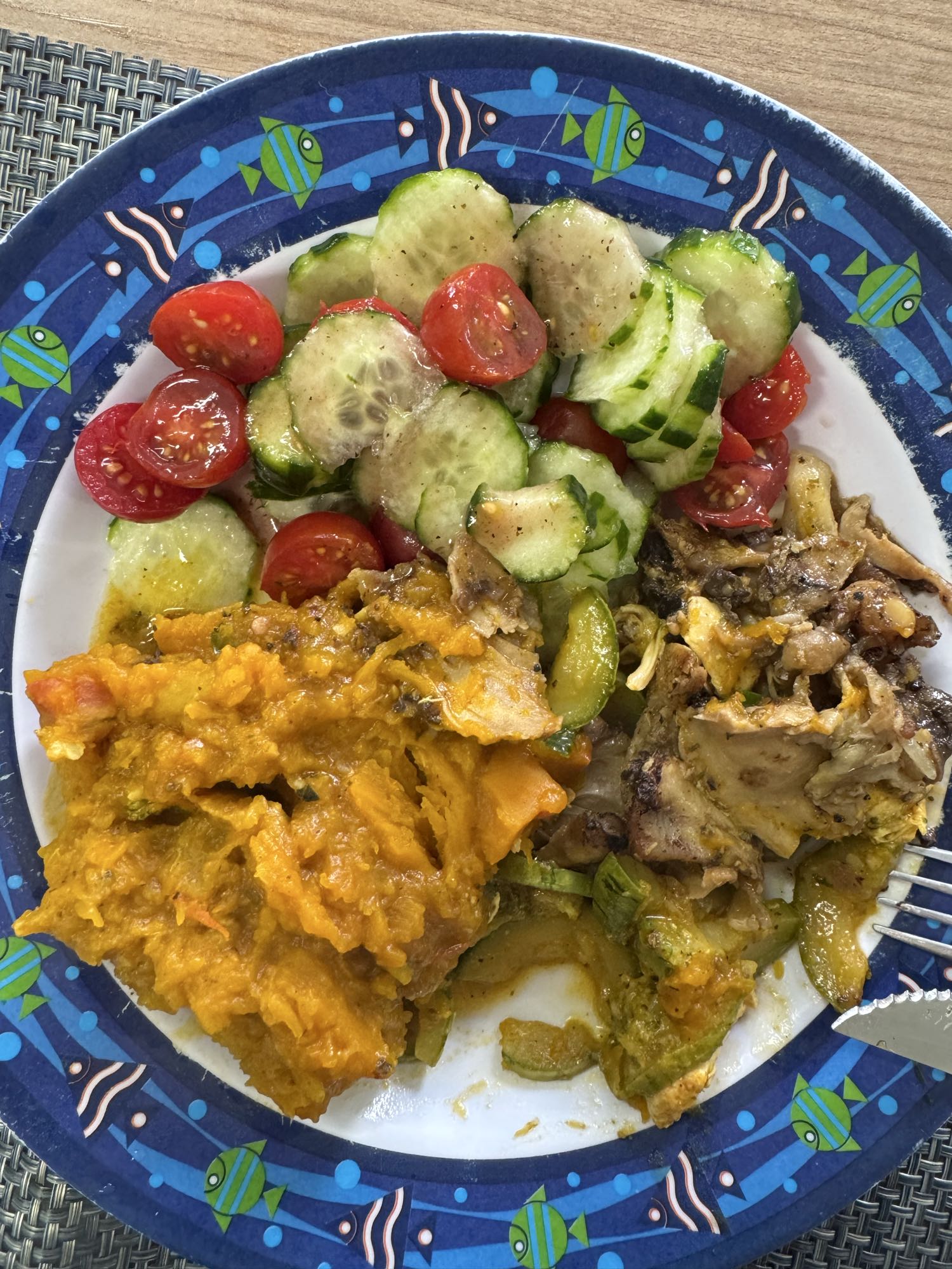 Frango, abóbora e salada