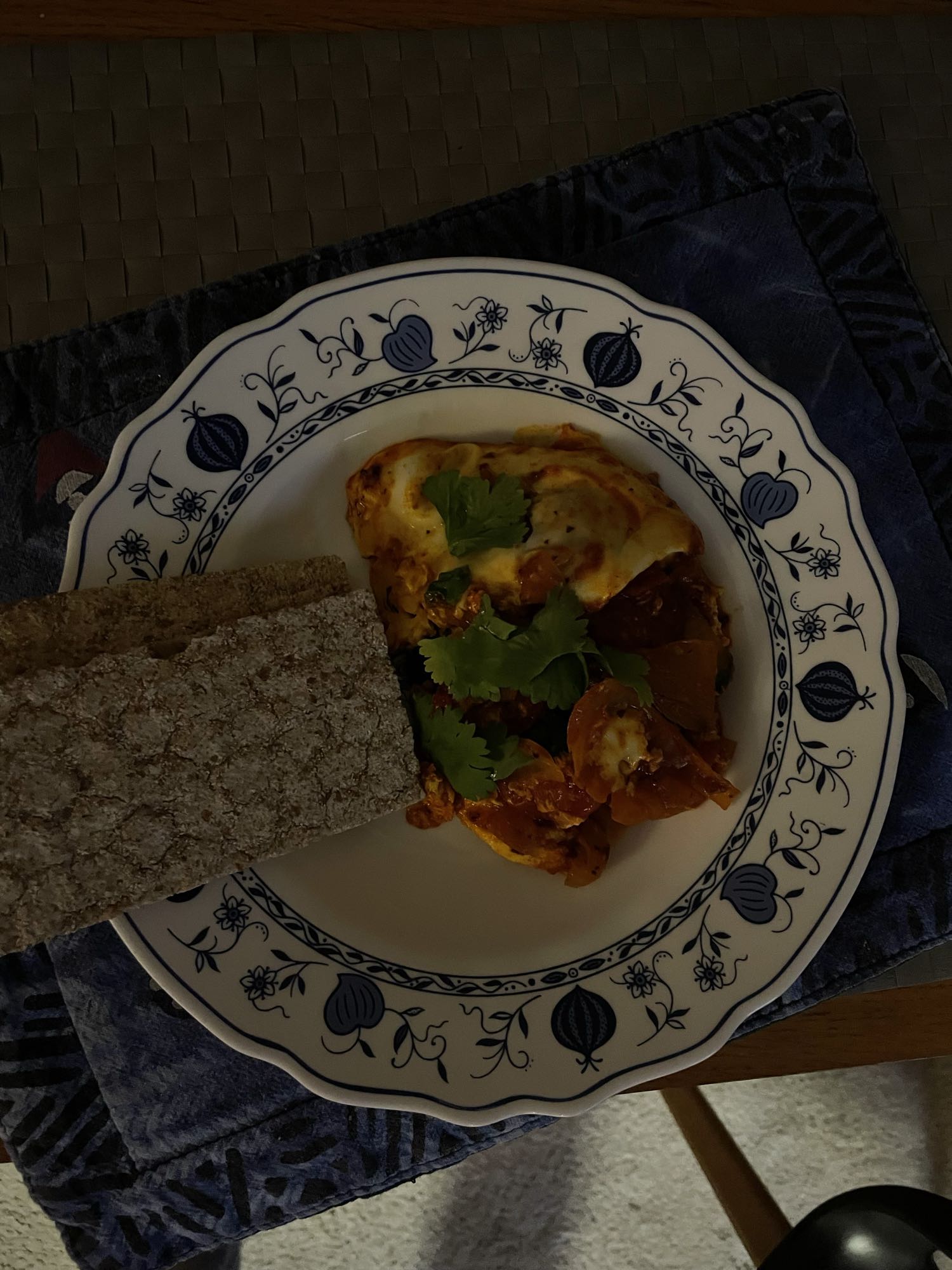 Jajka z warzywami i chlebem