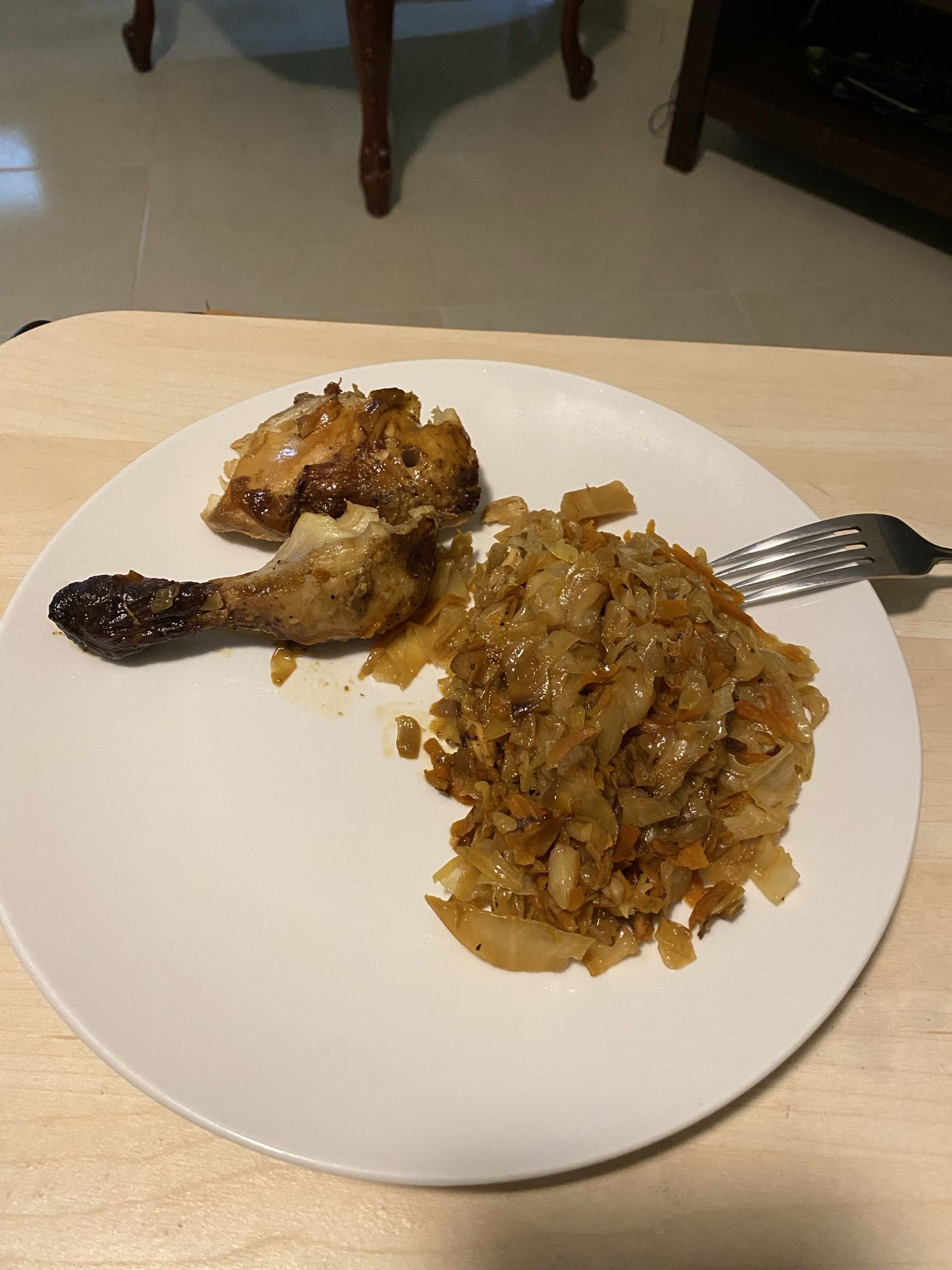 Pollo con repollo salteado