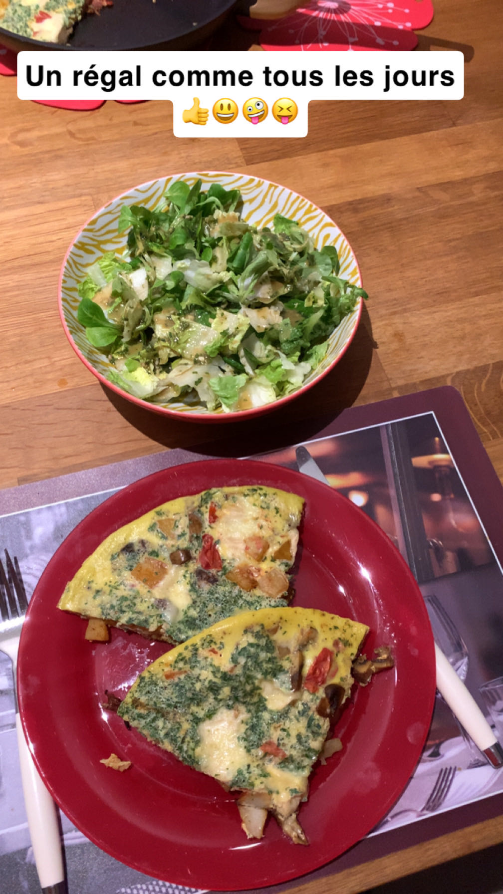 Omelette et salade verte