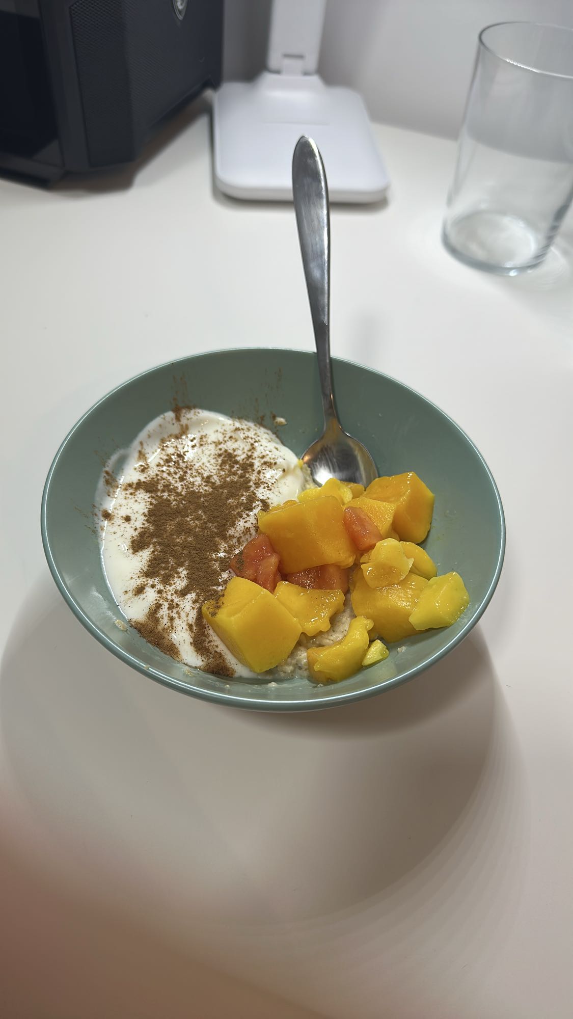 Yogur con frutas y canela