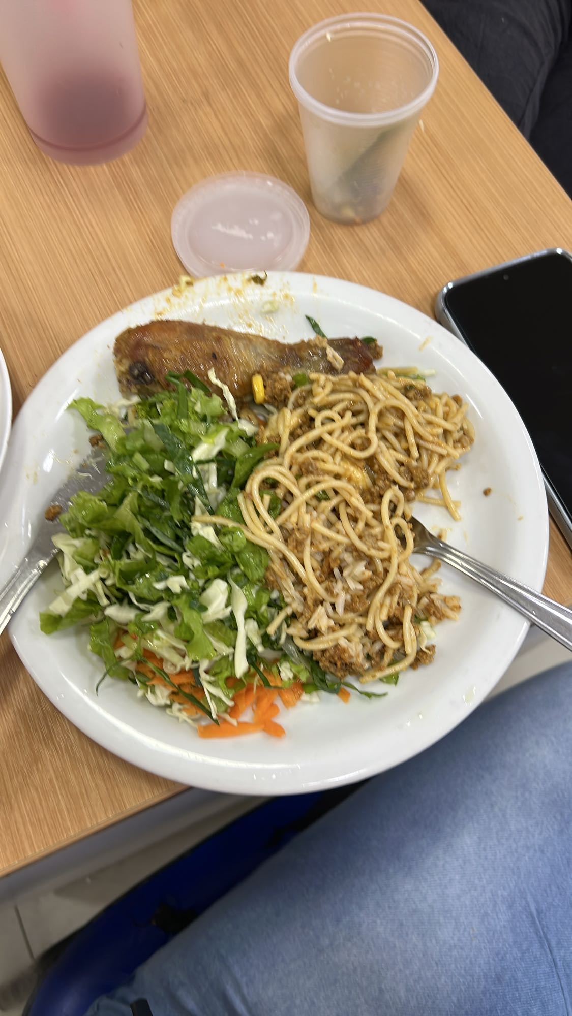 Frango com macarrão e salada