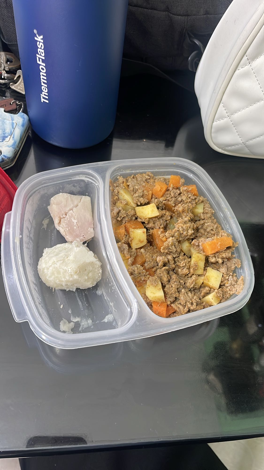 carne con verduras y yuca