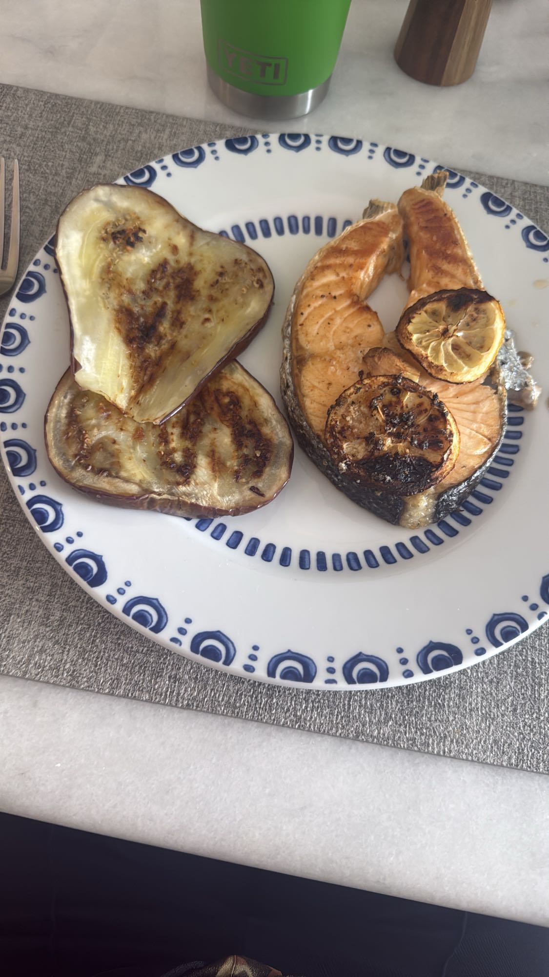 Salmón con berenjena asada