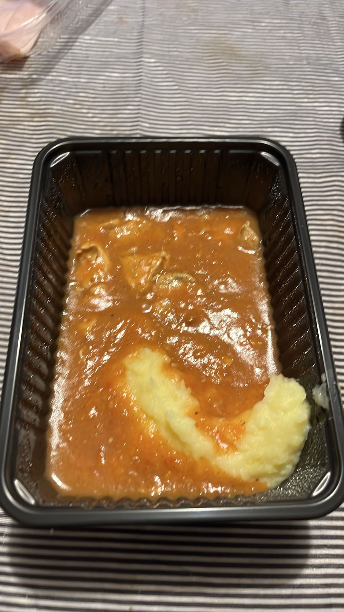 Пиле с доматен сос и картофено пюре