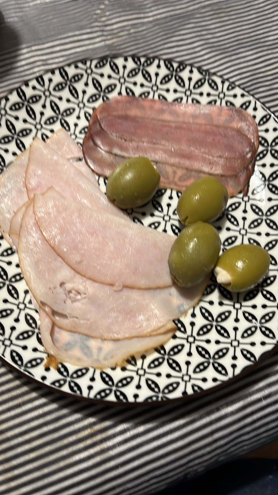 Месо и маслини