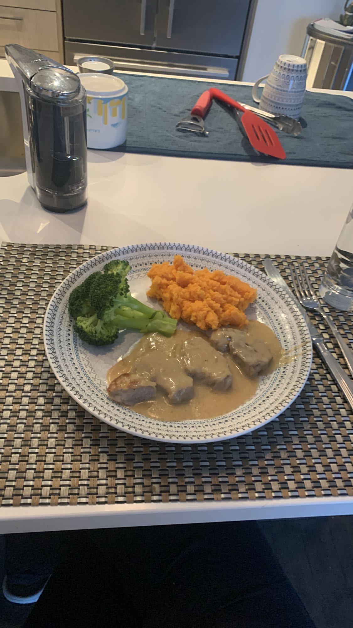 Porc sauce, brocoli, patate