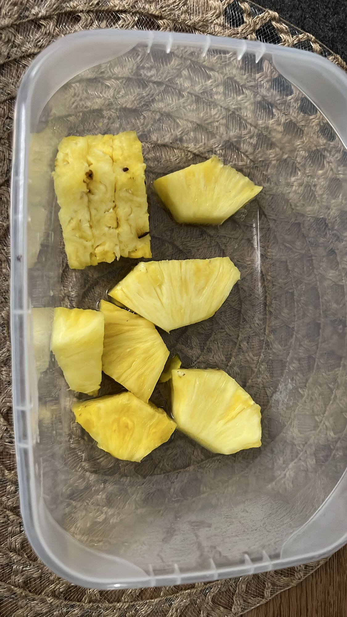Taze ananas dilimleri