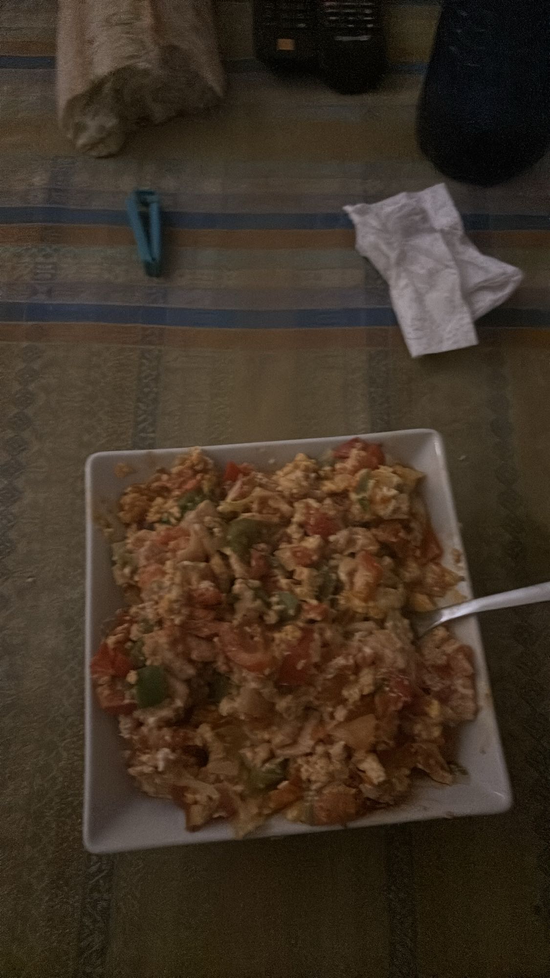 Huevos revueltos con verduras y cinta de lomo