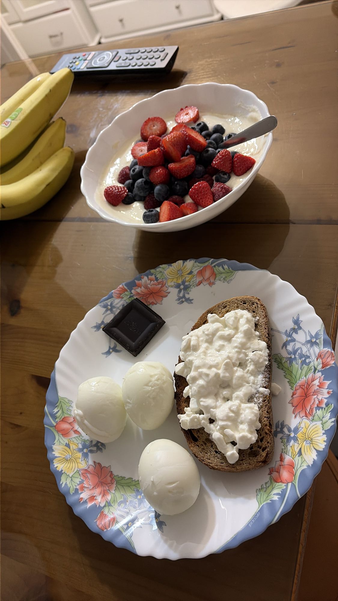 Mic dejun proteic cu iaurt, ouă și fructe