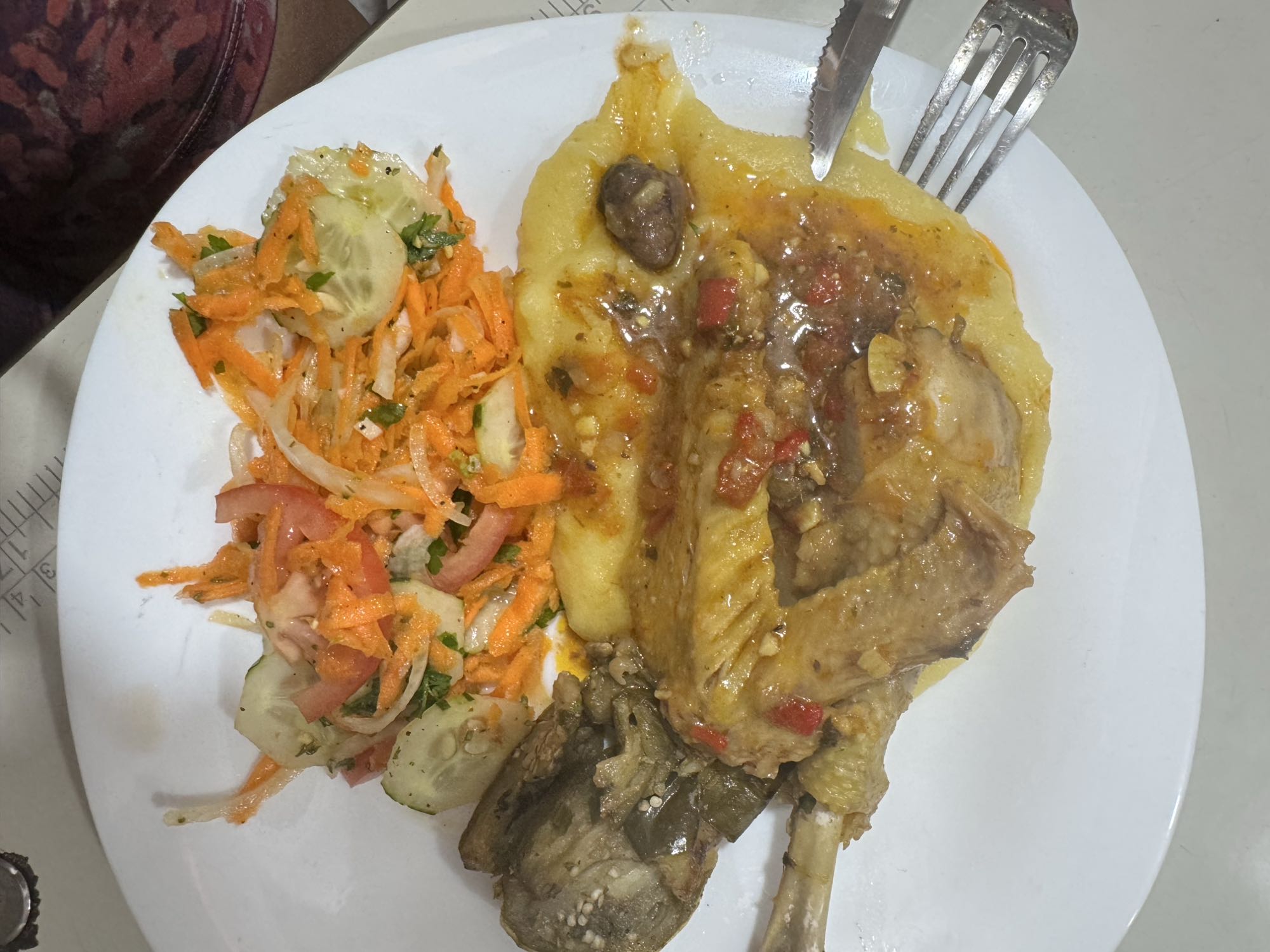 Frango com polenta e salada