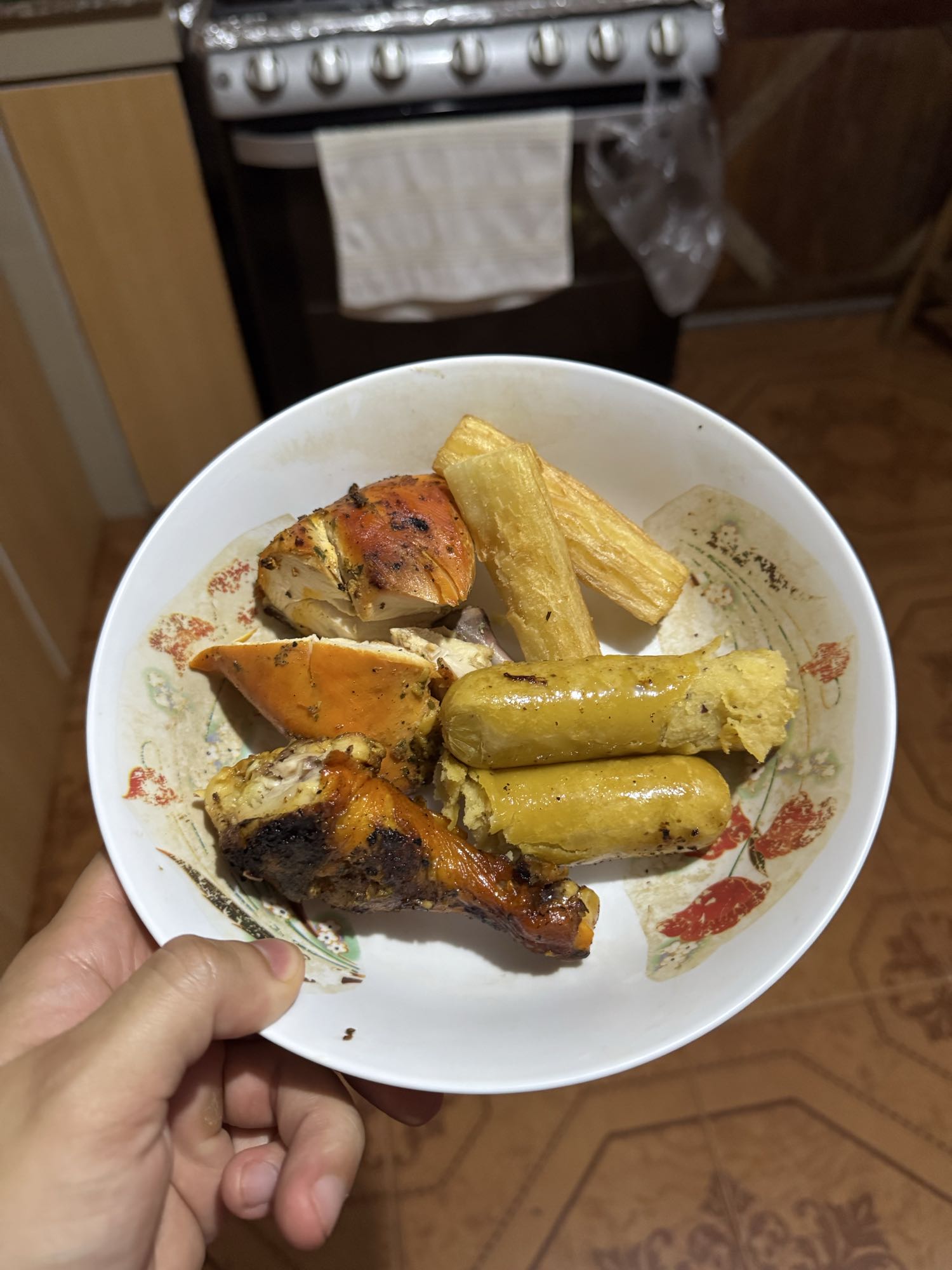 Pollo, yuca y salchicha