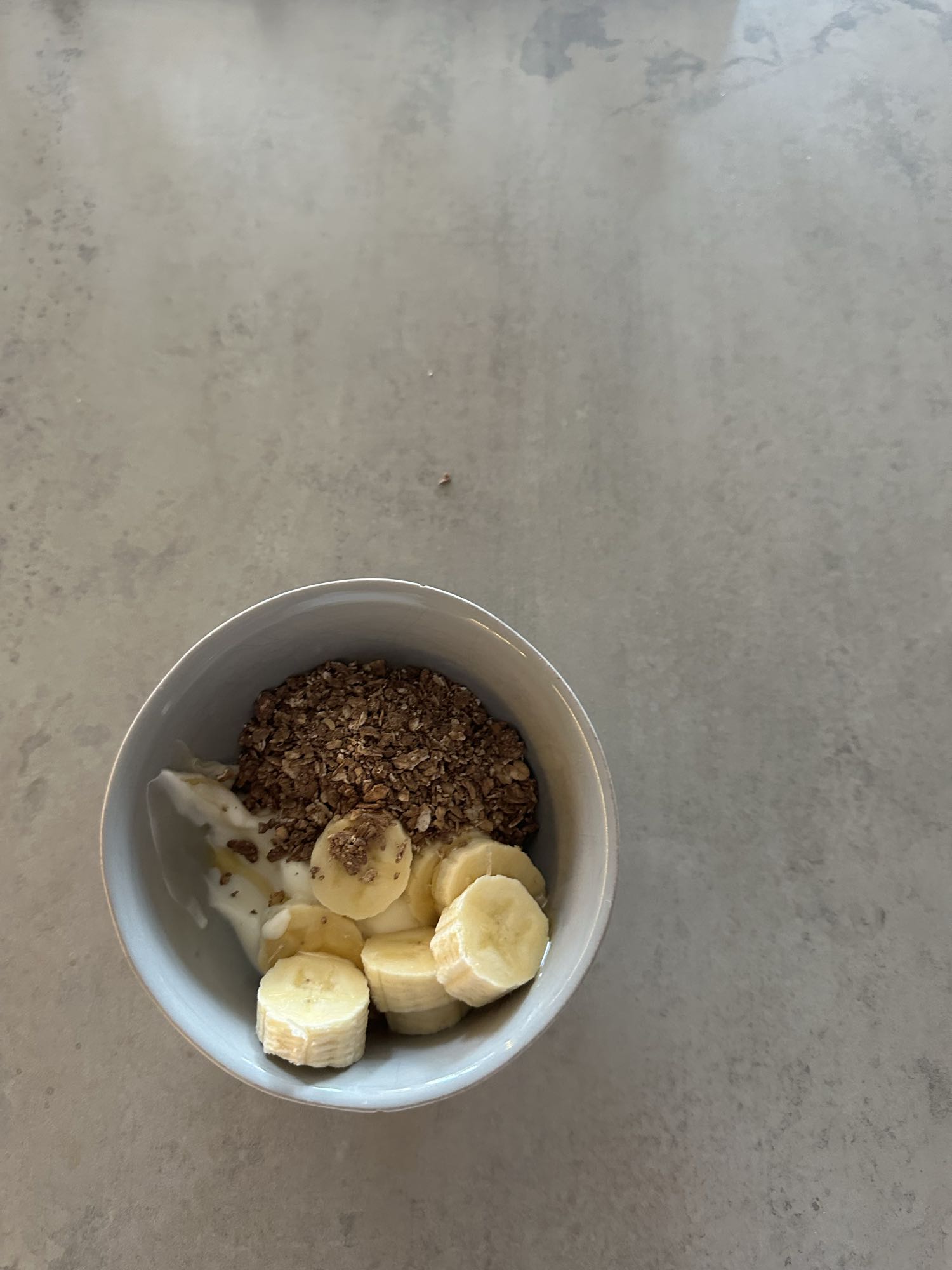 Yogur con plátano y granola
