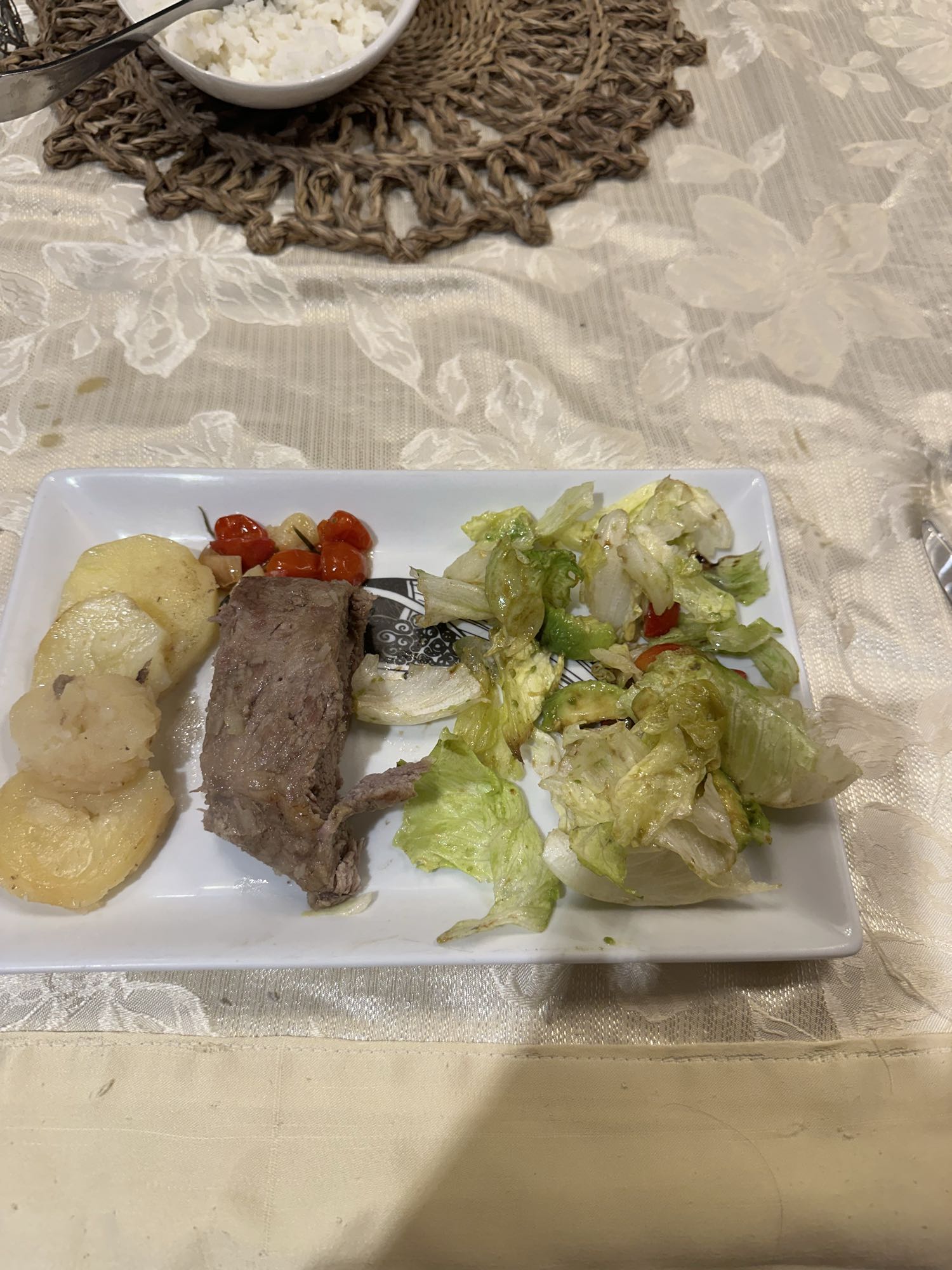 Carne con papas y ensalada