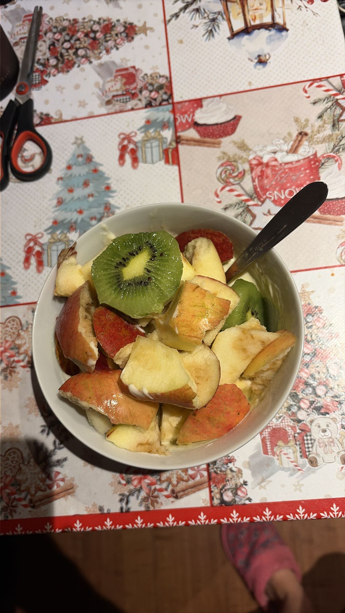 Salată de fructe cu iaurt proteic și pudră proteică