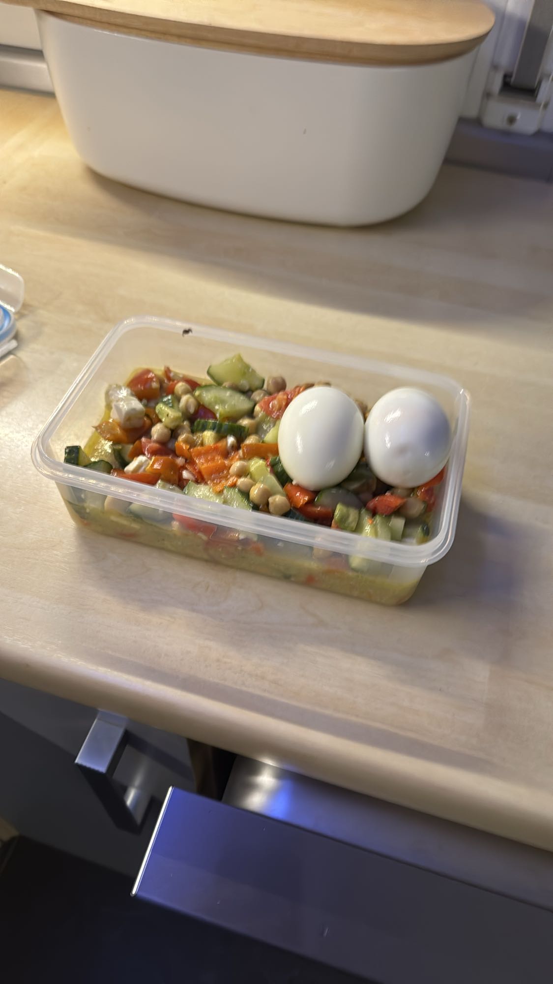 Kichererbsensalat mit 2 gekochten Eiern