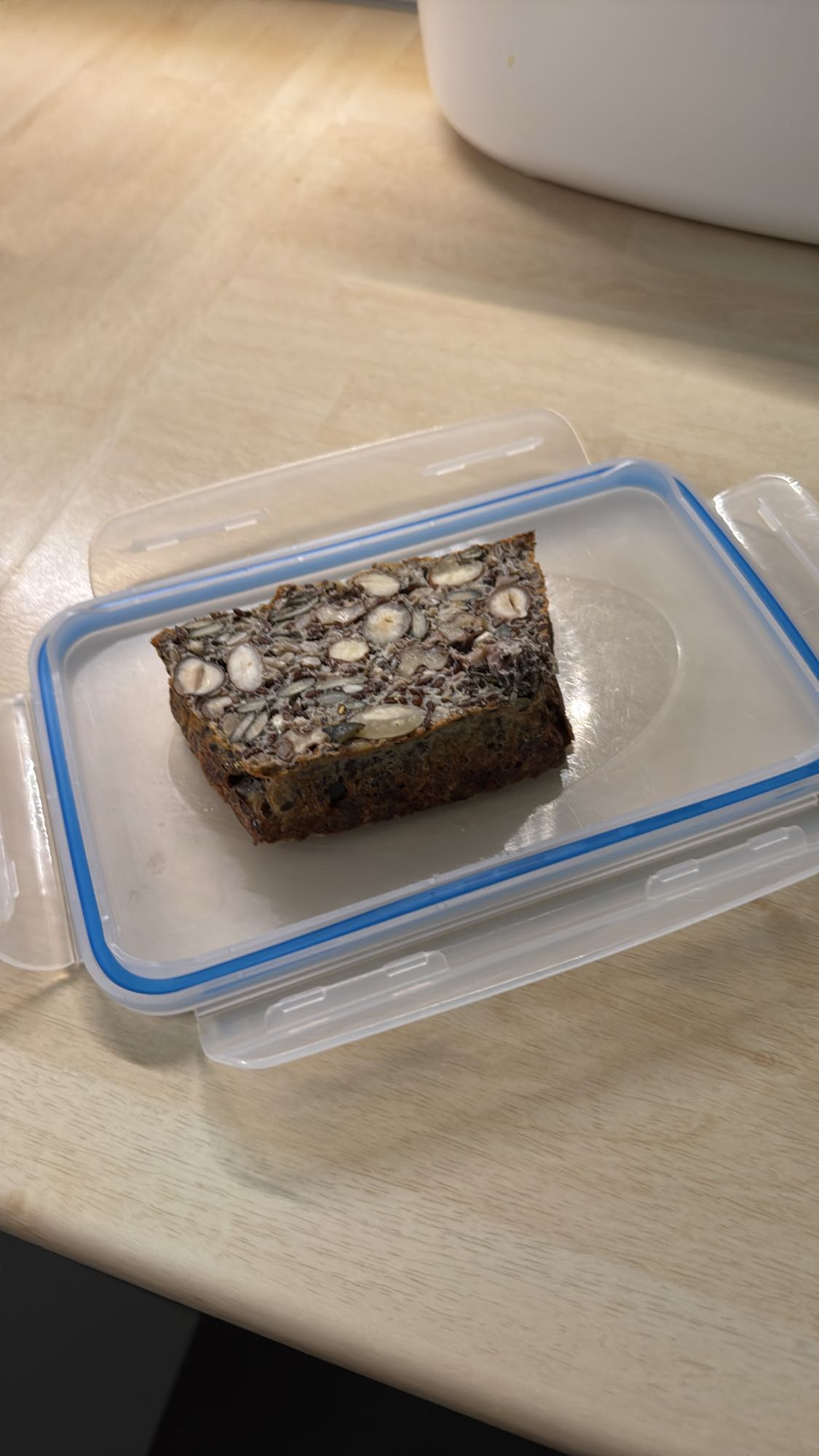 Nuss-Samen-Brot mit Quark