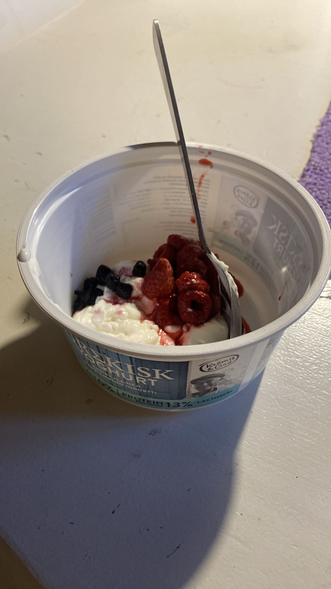 Yoghurt med bär och keso