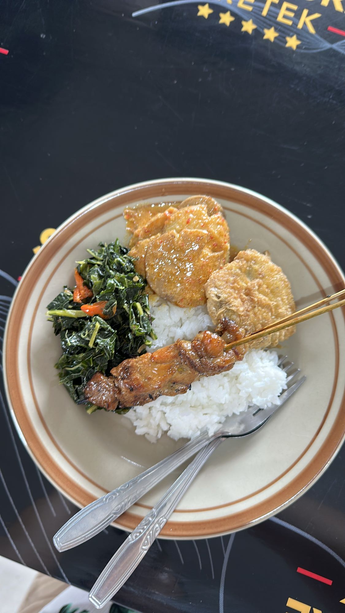 Rice with satay and veggies