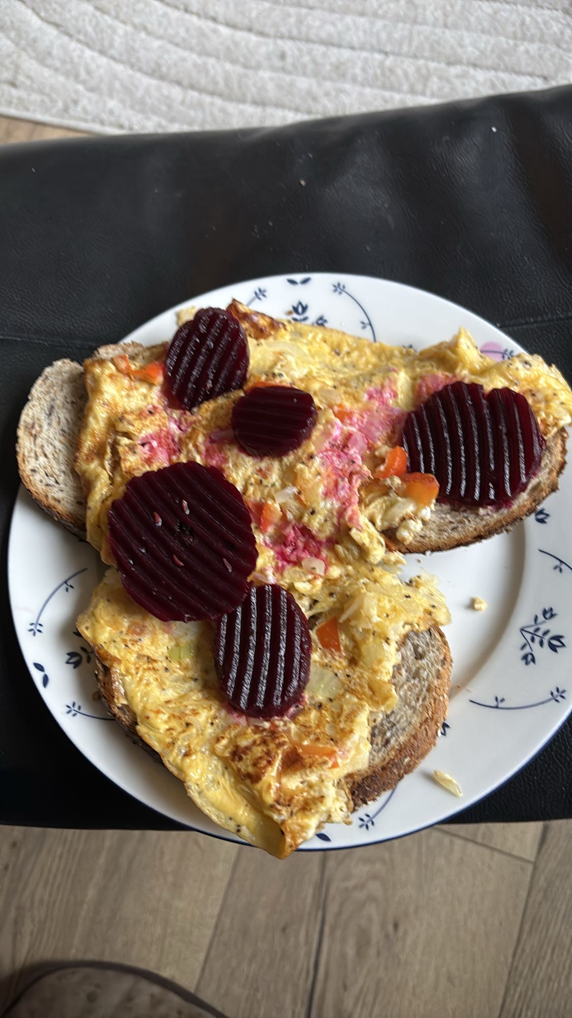 Omelett på grovbrød med rødbeter