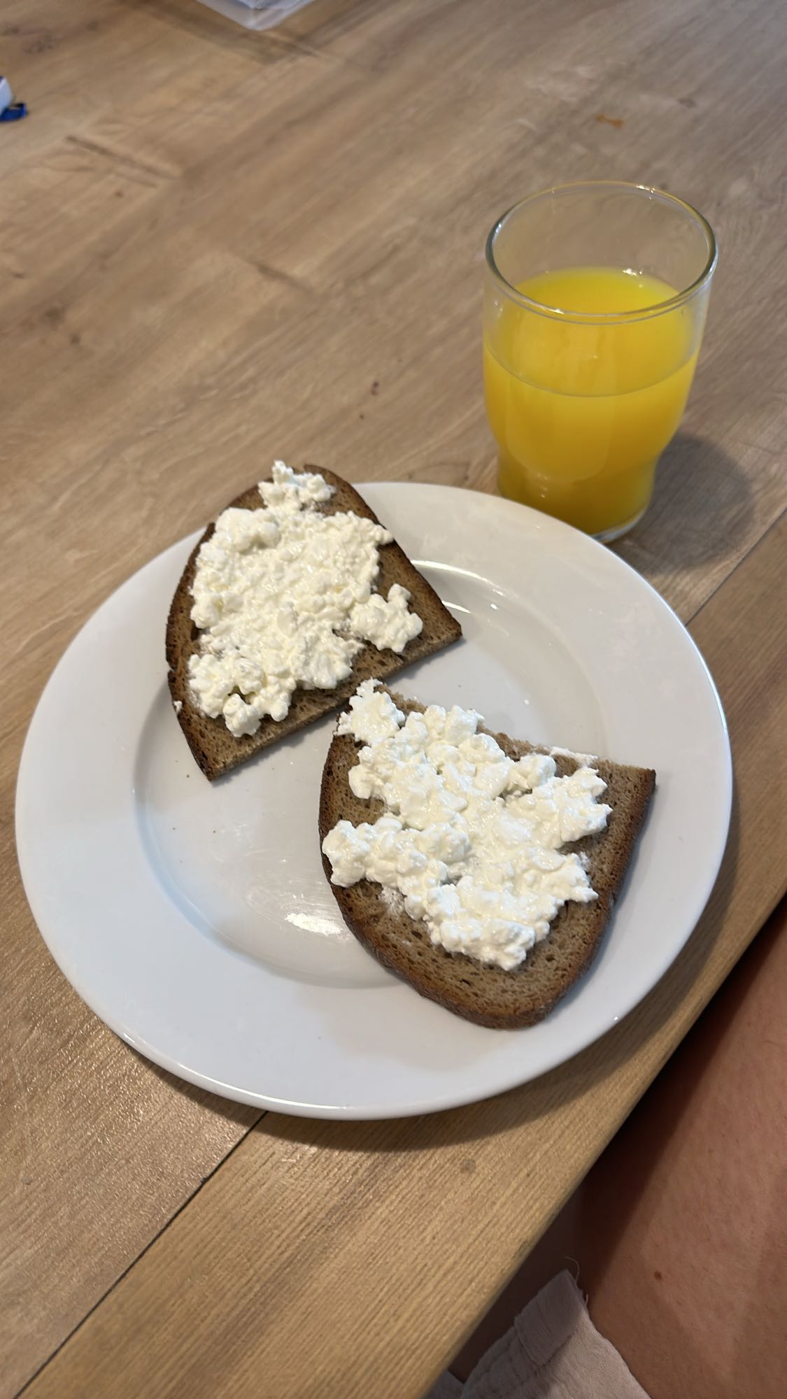 Pâine cu brânză și suc