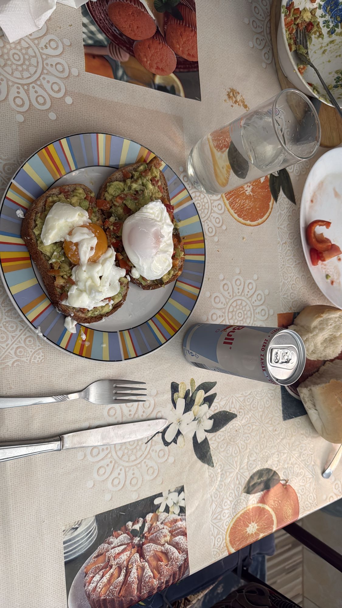 Toast cu avocado și ou poșat