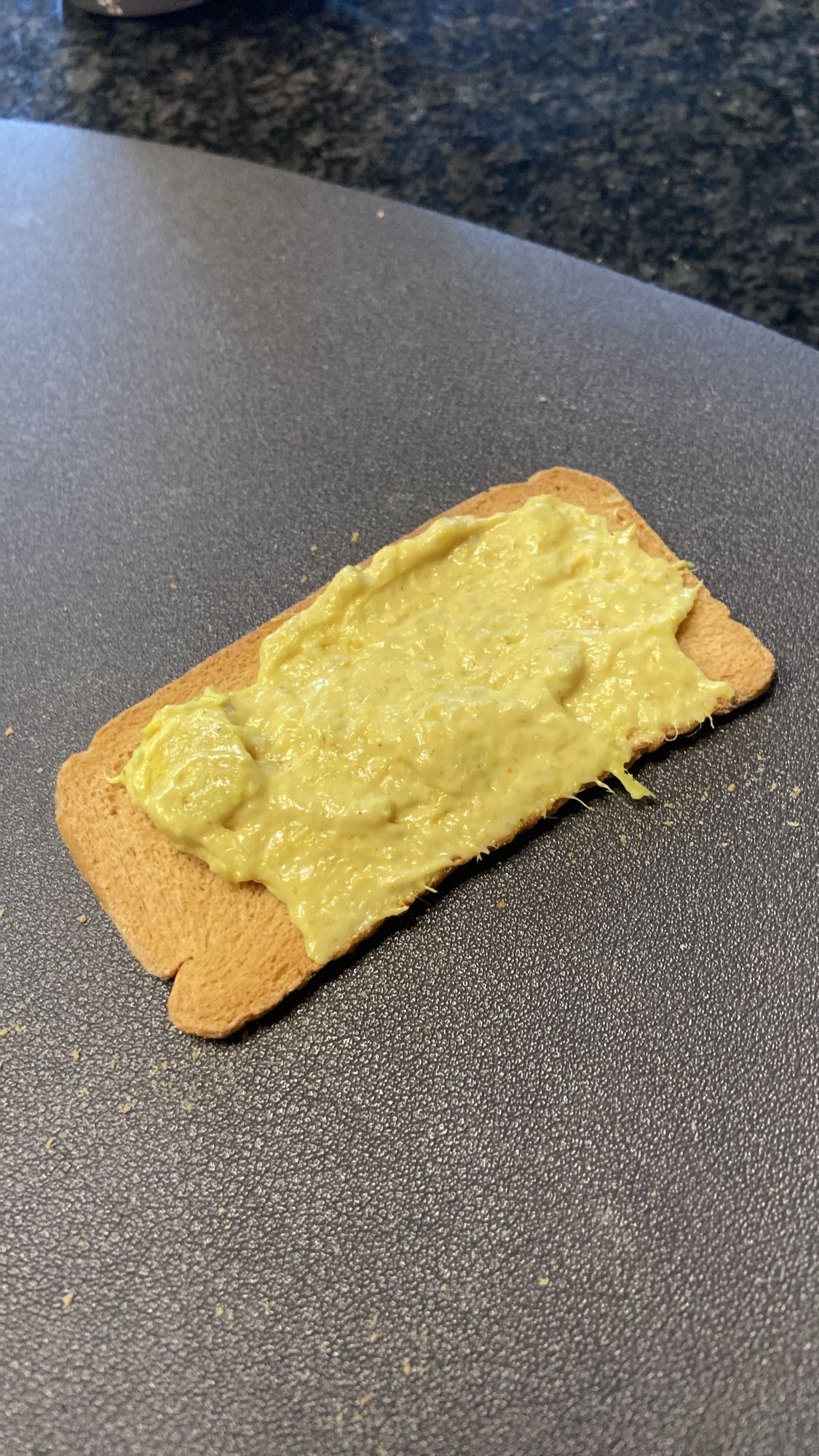 Cracker met avocadospread