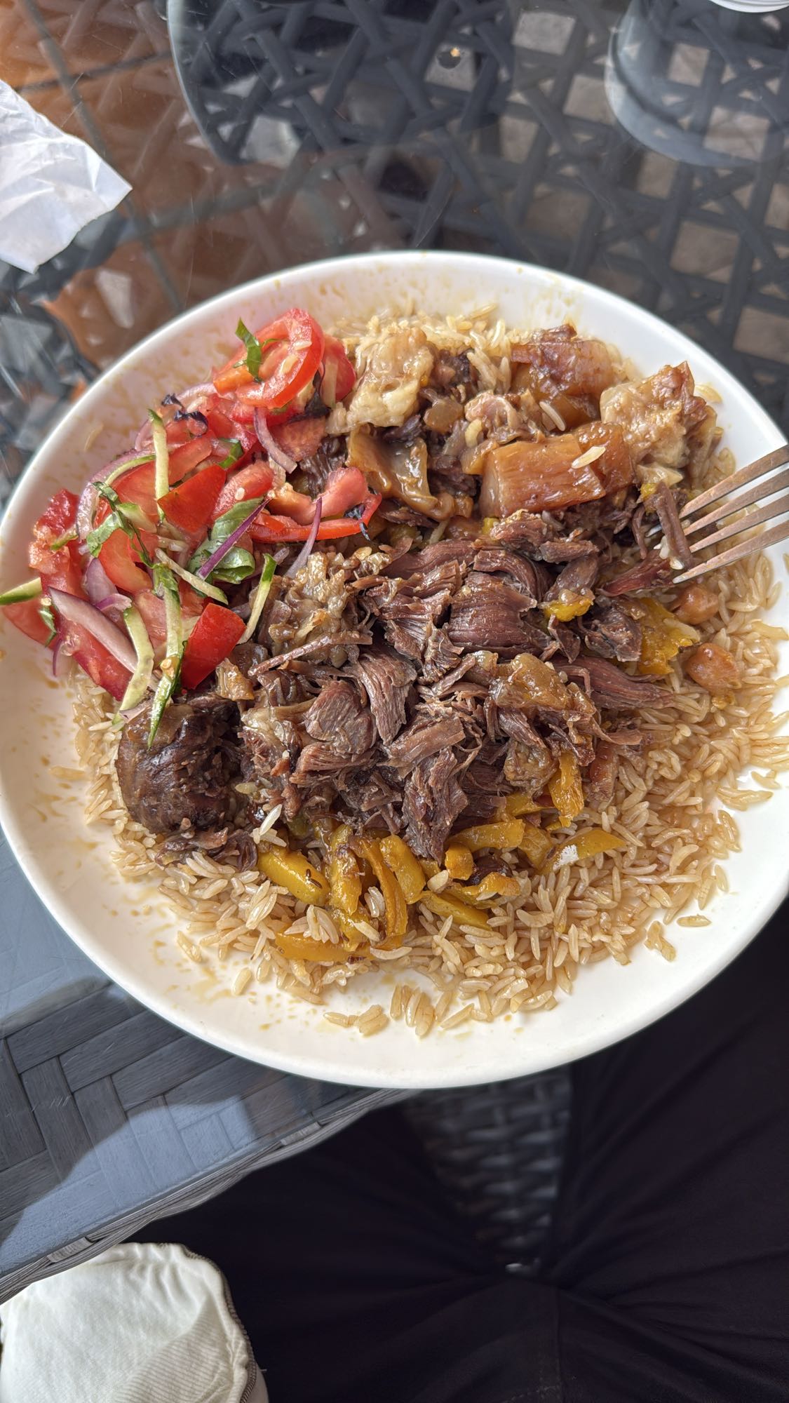 говядина с рисом и салатом