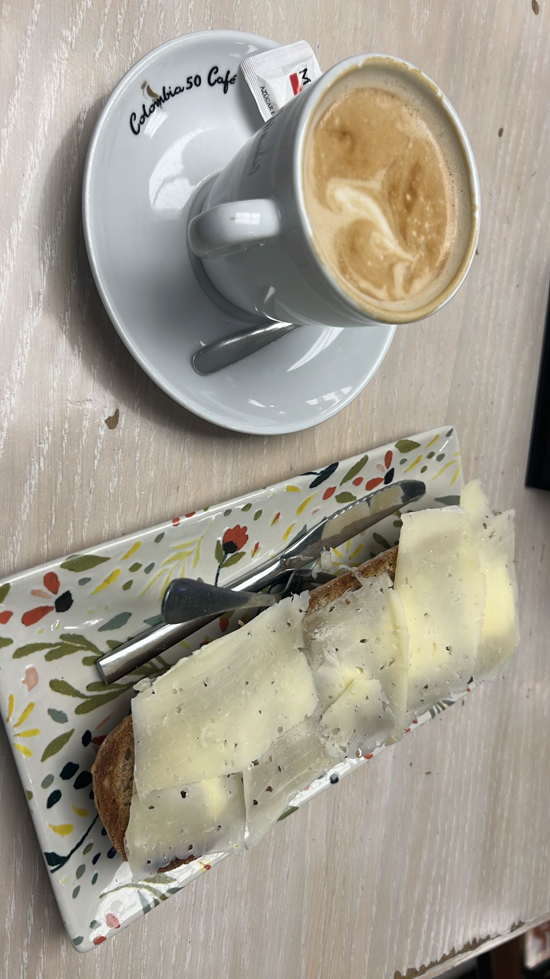 Tostada con queso y café