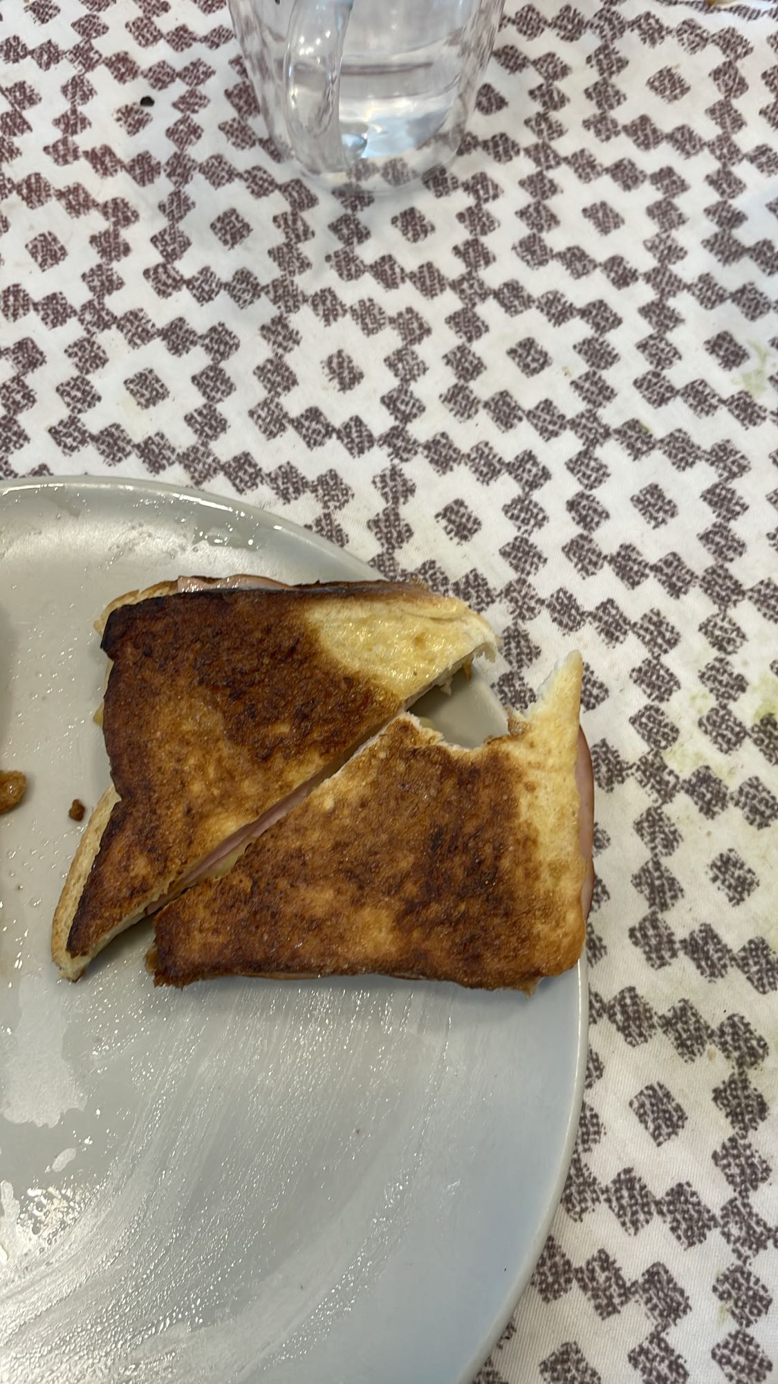 Sandviș prăjit cu șuncă