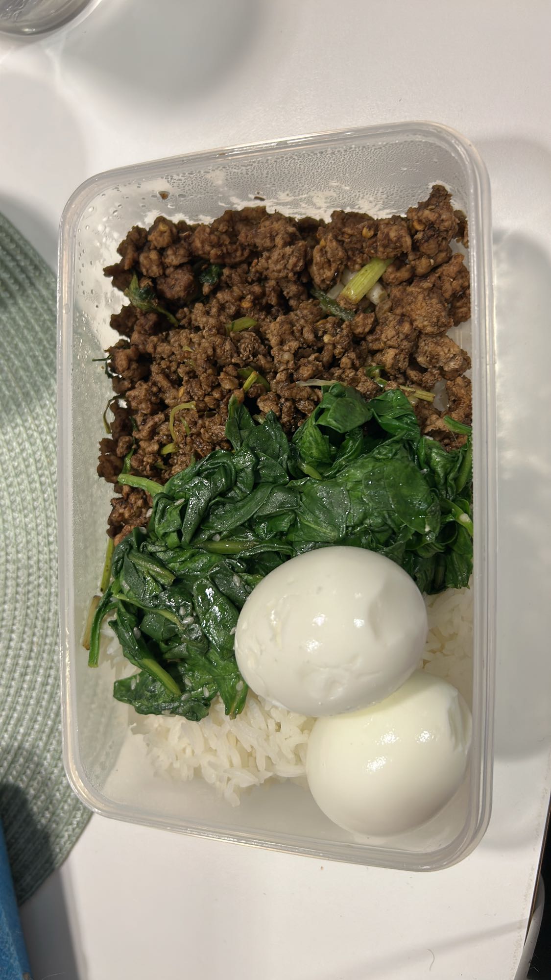 Kjøtt, ris og eggboks