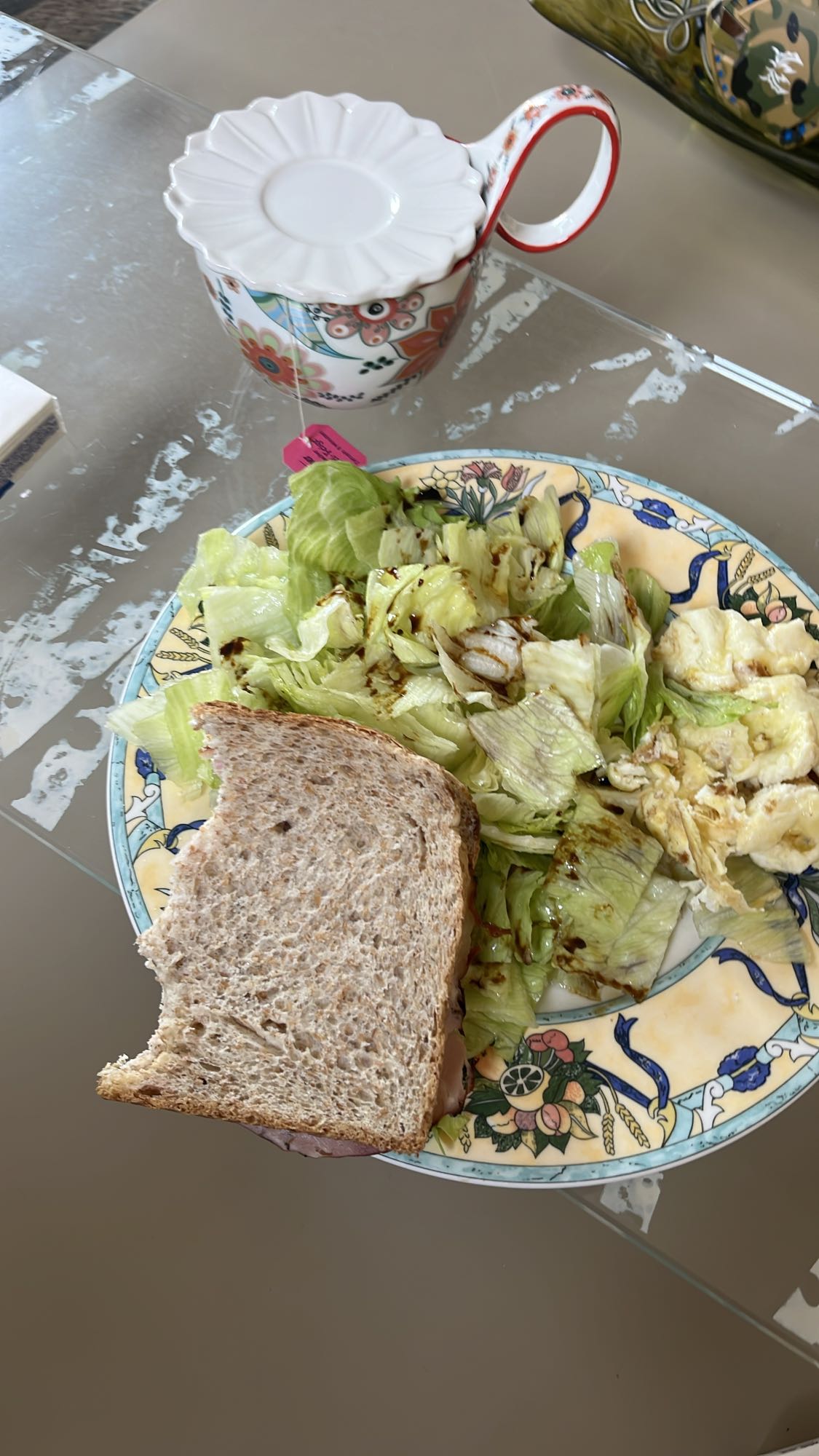 Sandwich met salade en ei