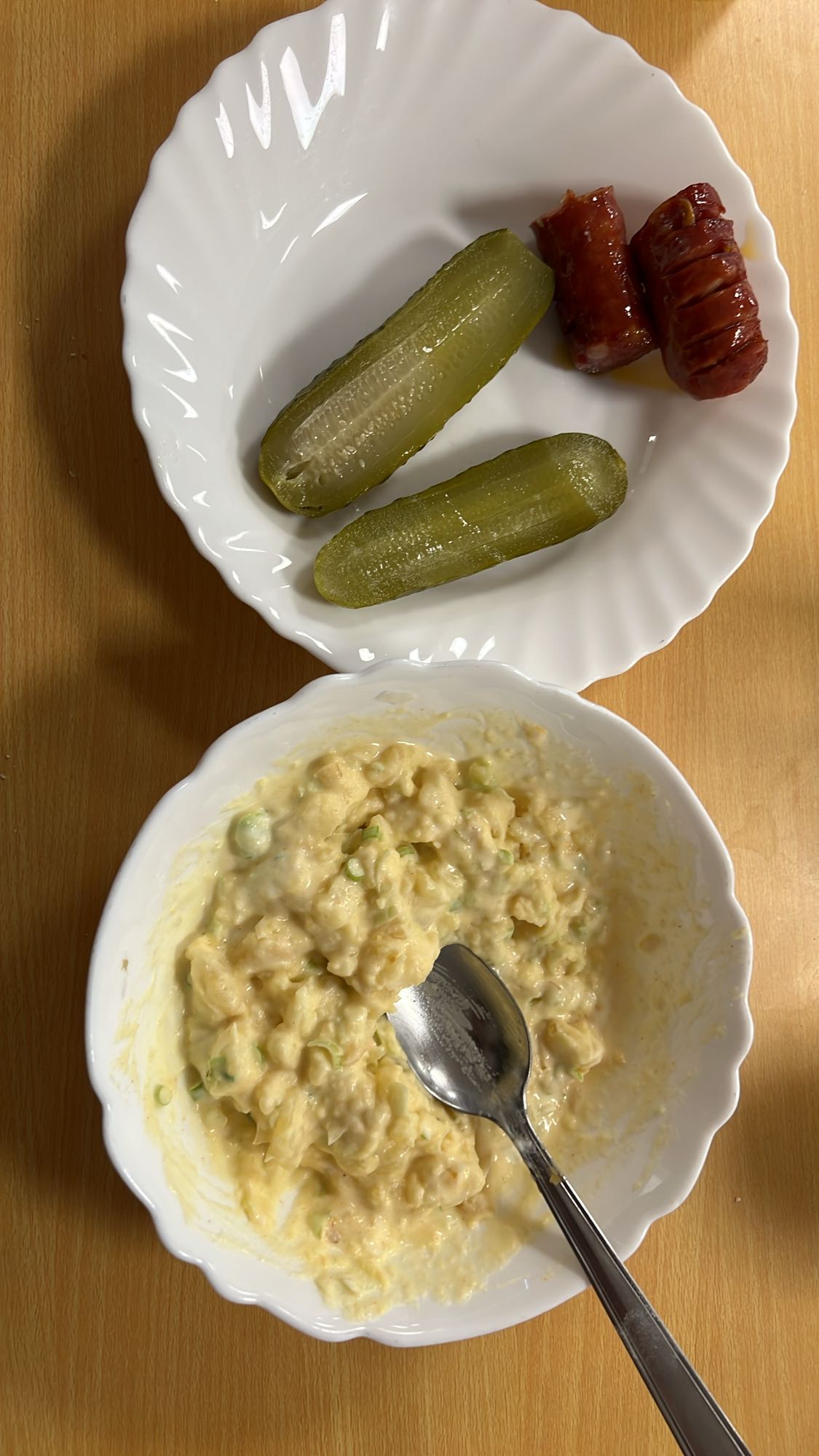 Salată cu crenvurști și castraveți