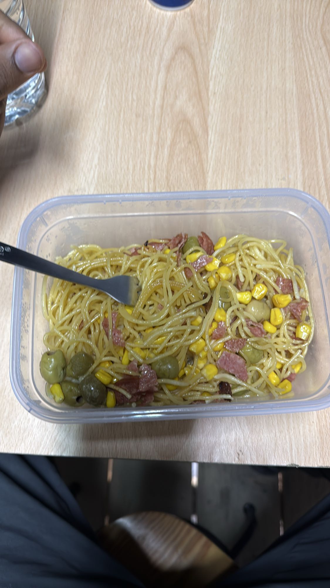 Macarrão com milho e salame