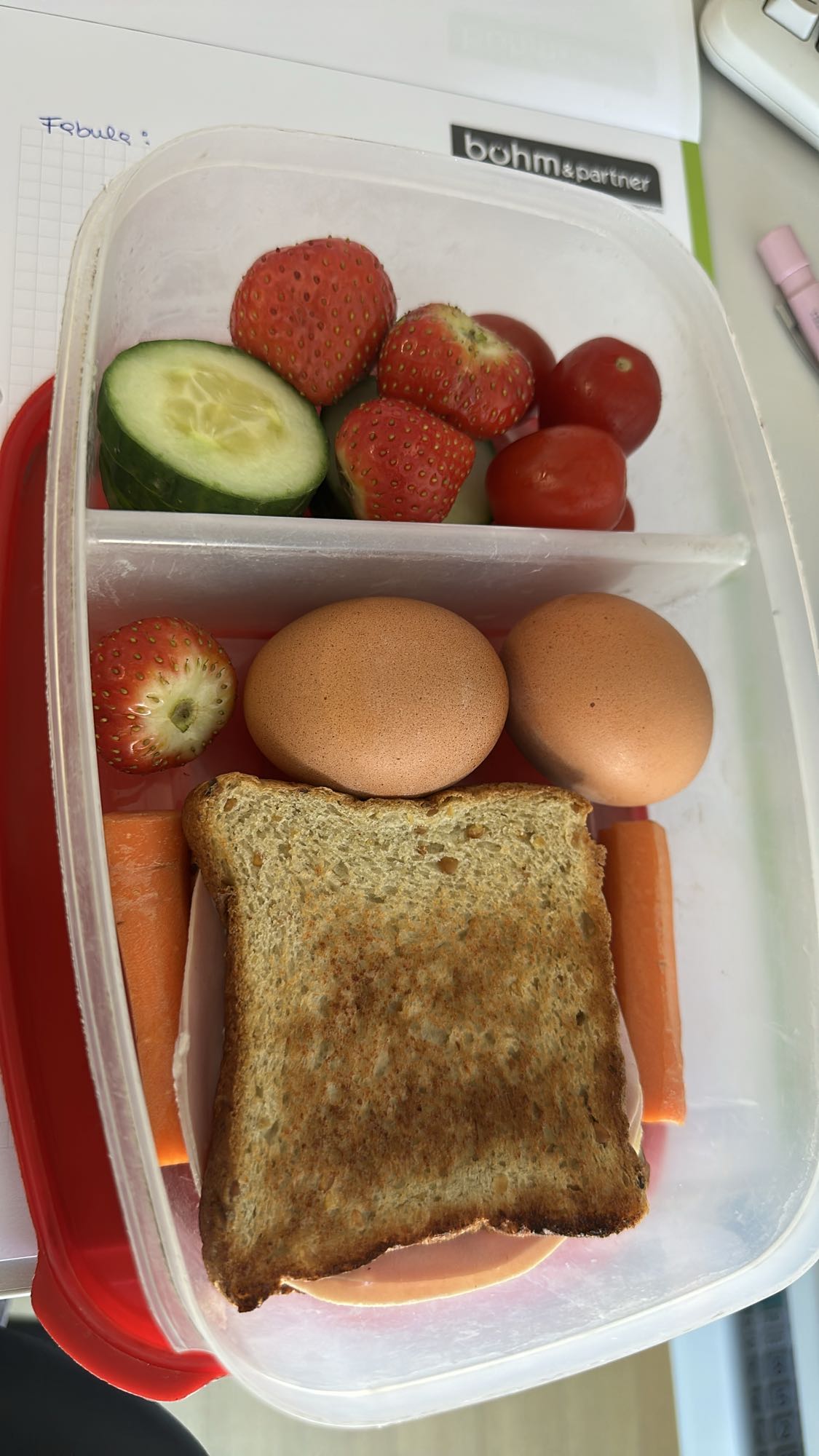 Lunchbox mit Ei und Toast