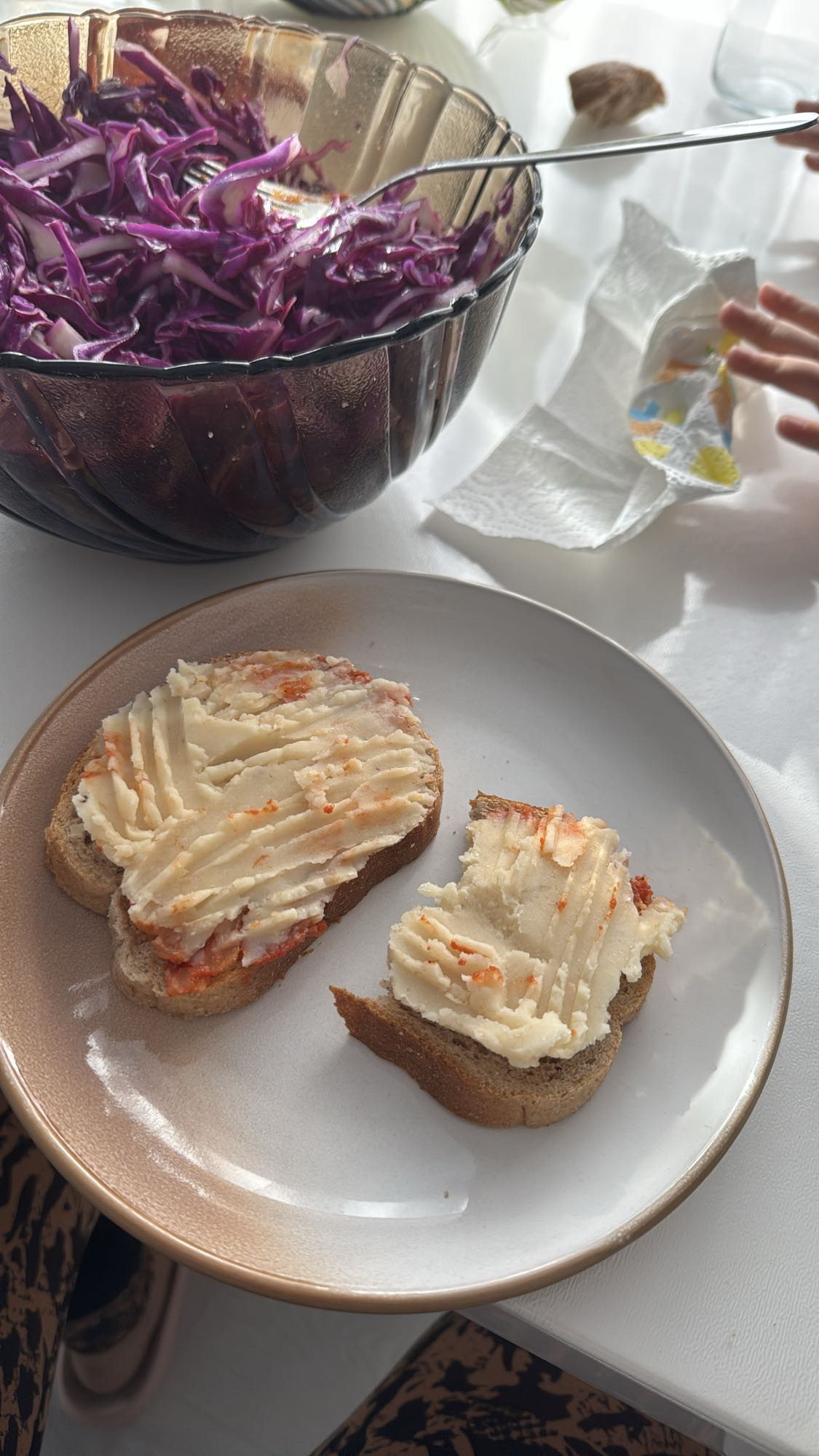 Pâine cu pastă și salată