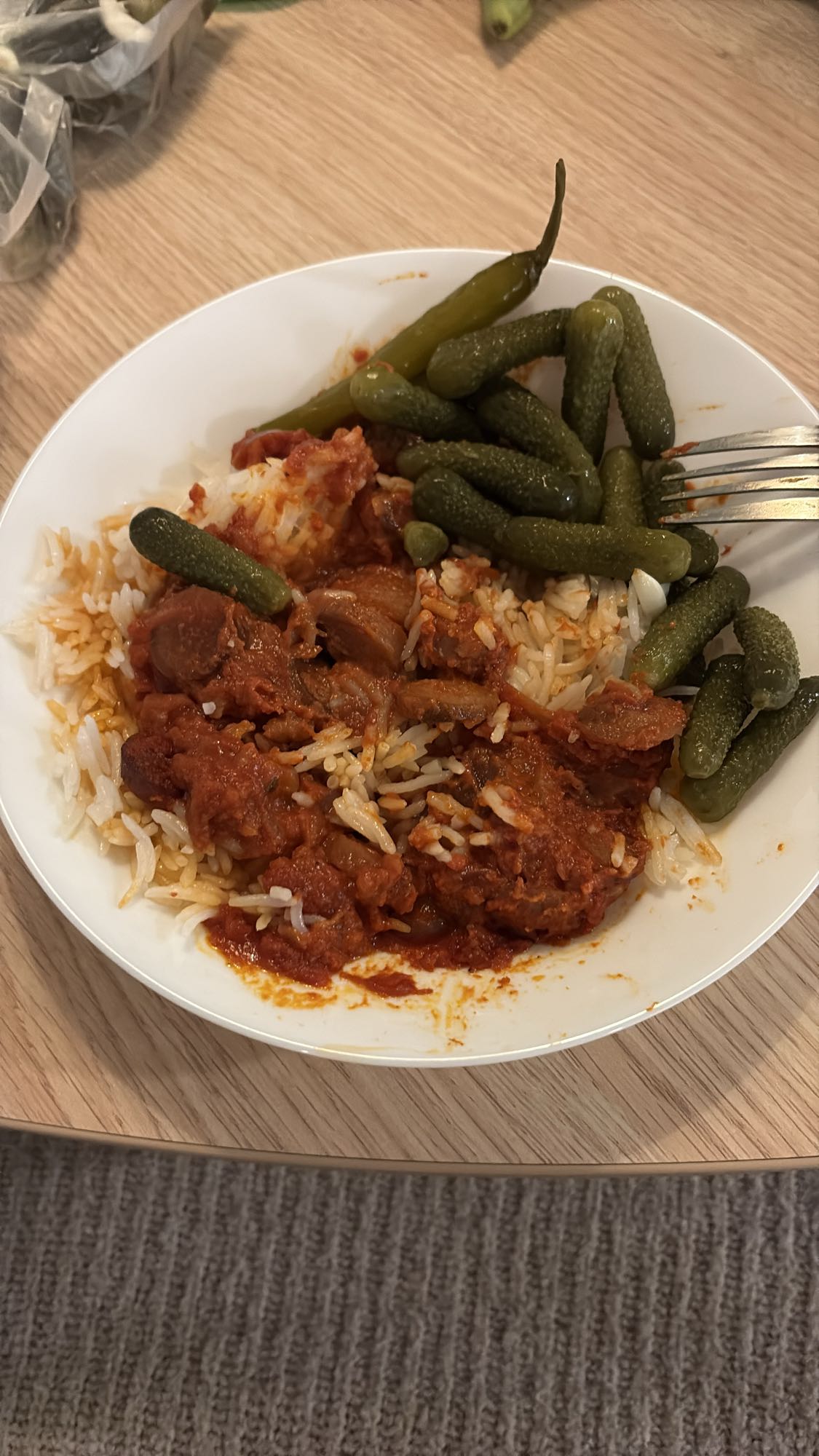 Ris med gryta och pickles