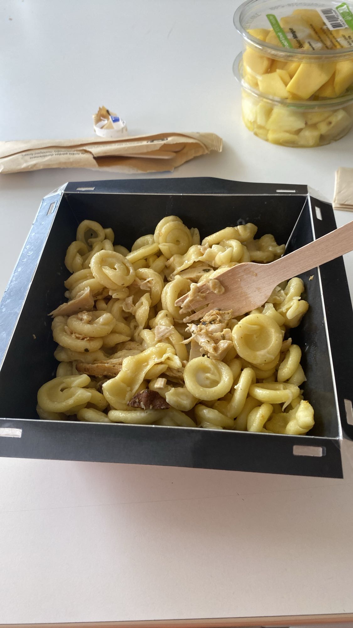 Pâtes au poulet et fruits