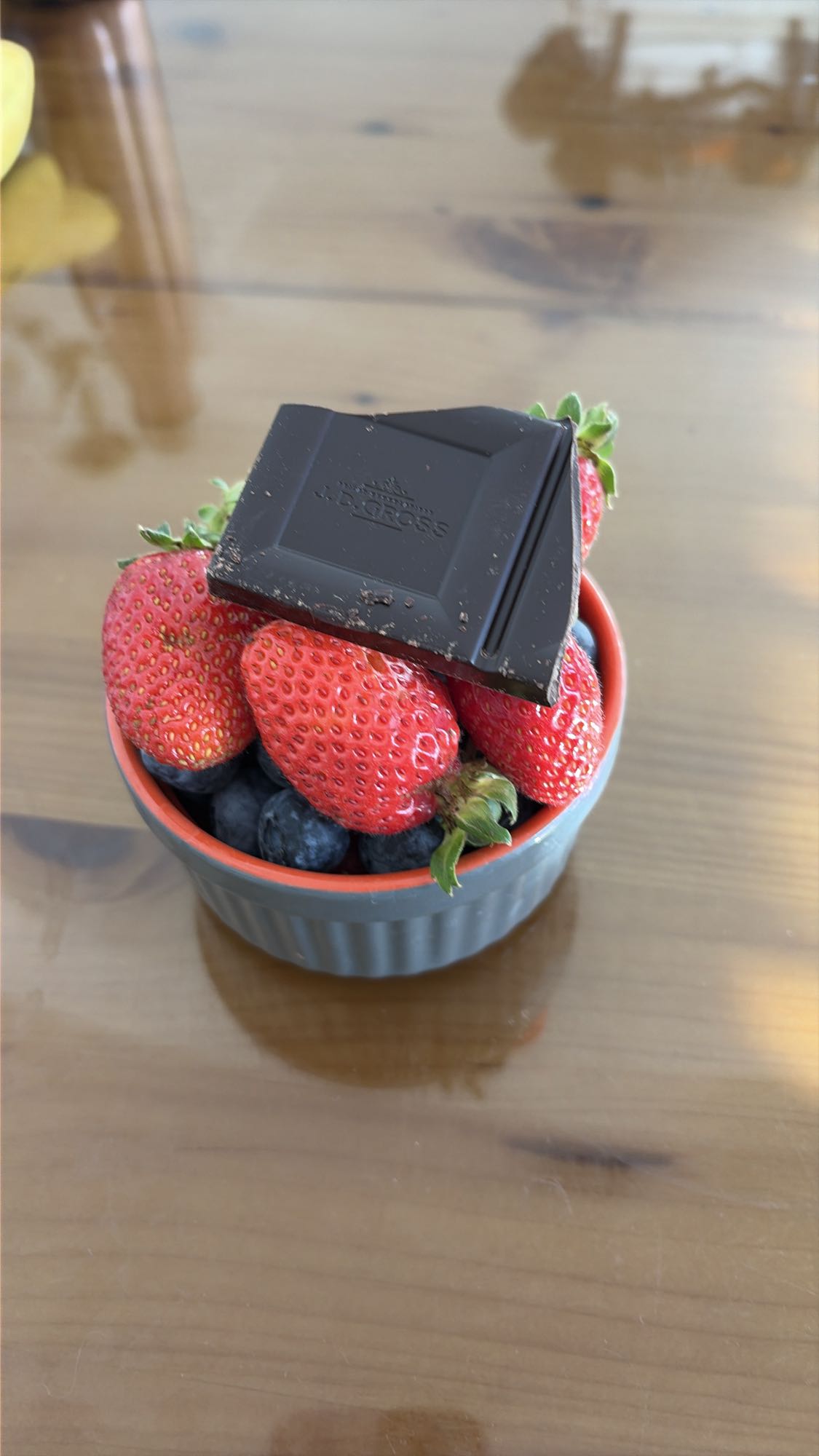 Fructe de pădure cu ciocolată neagră 95% cacao