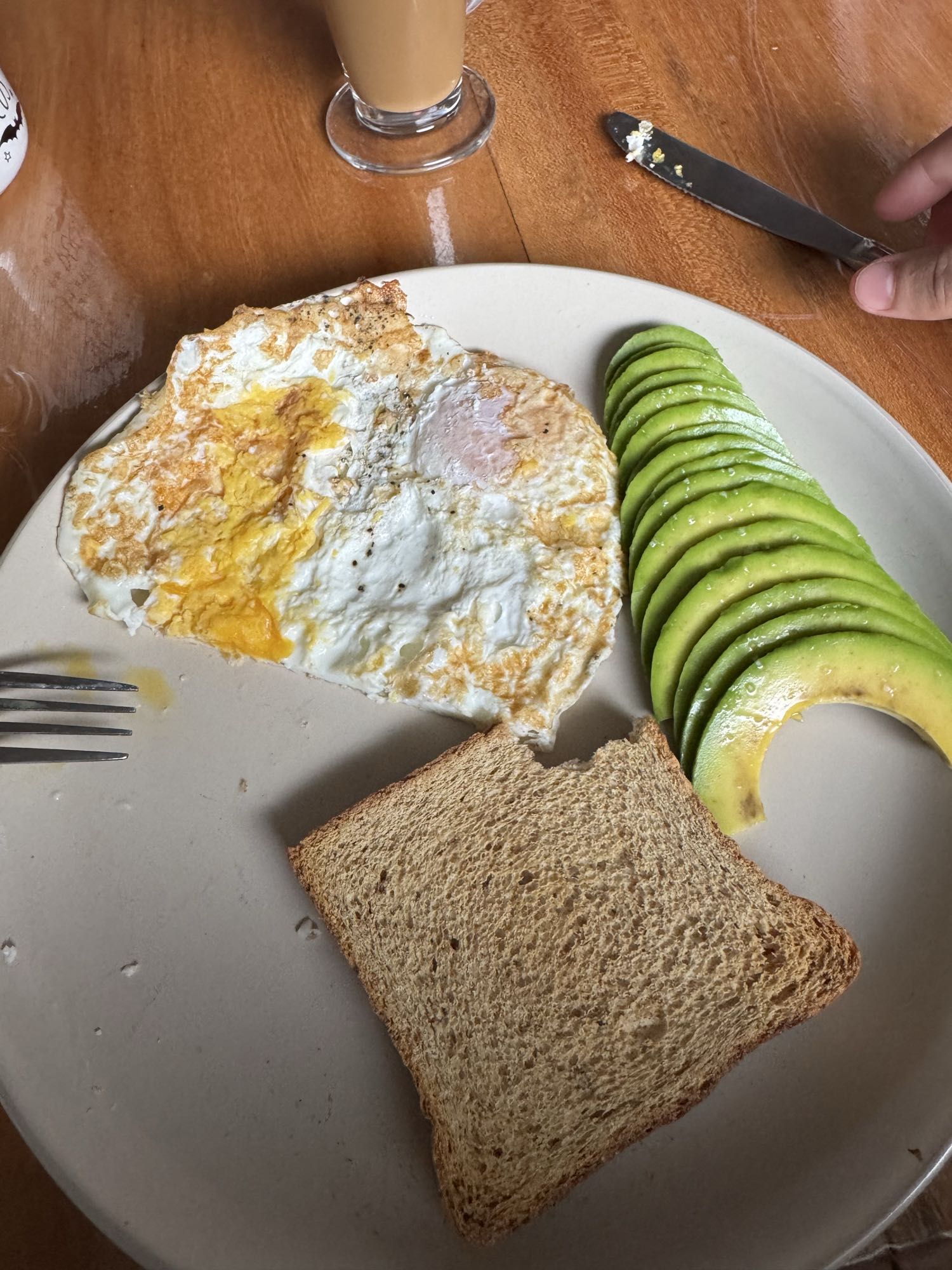Desayuno con huevo y aguacate