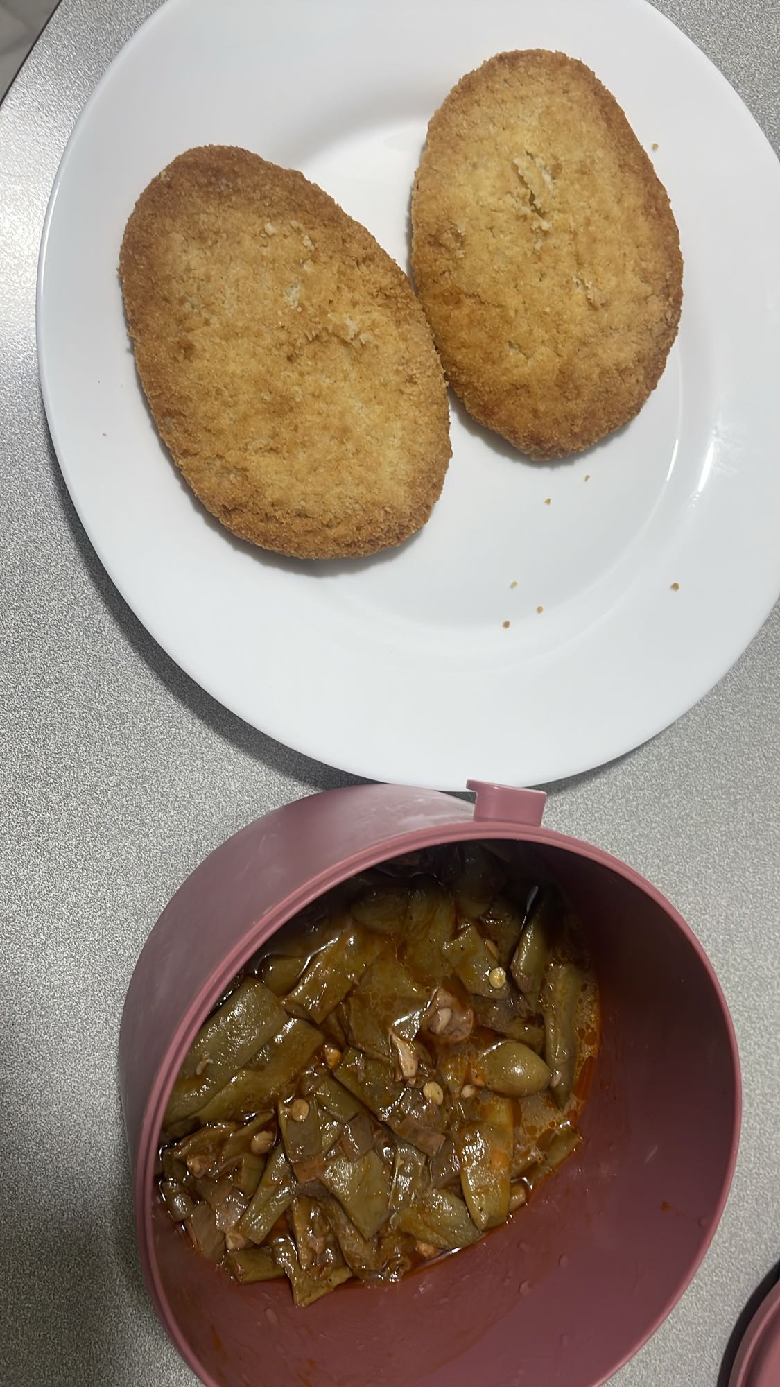 Breaded patties with green beans
