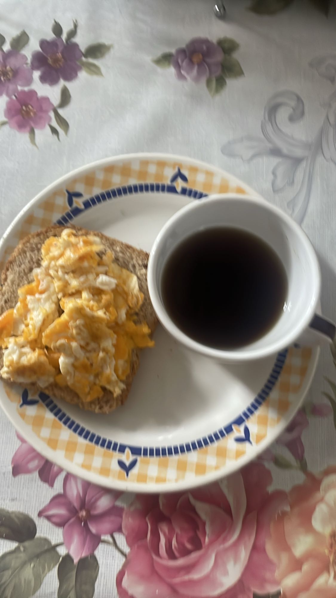 Pão integral com ovos e café