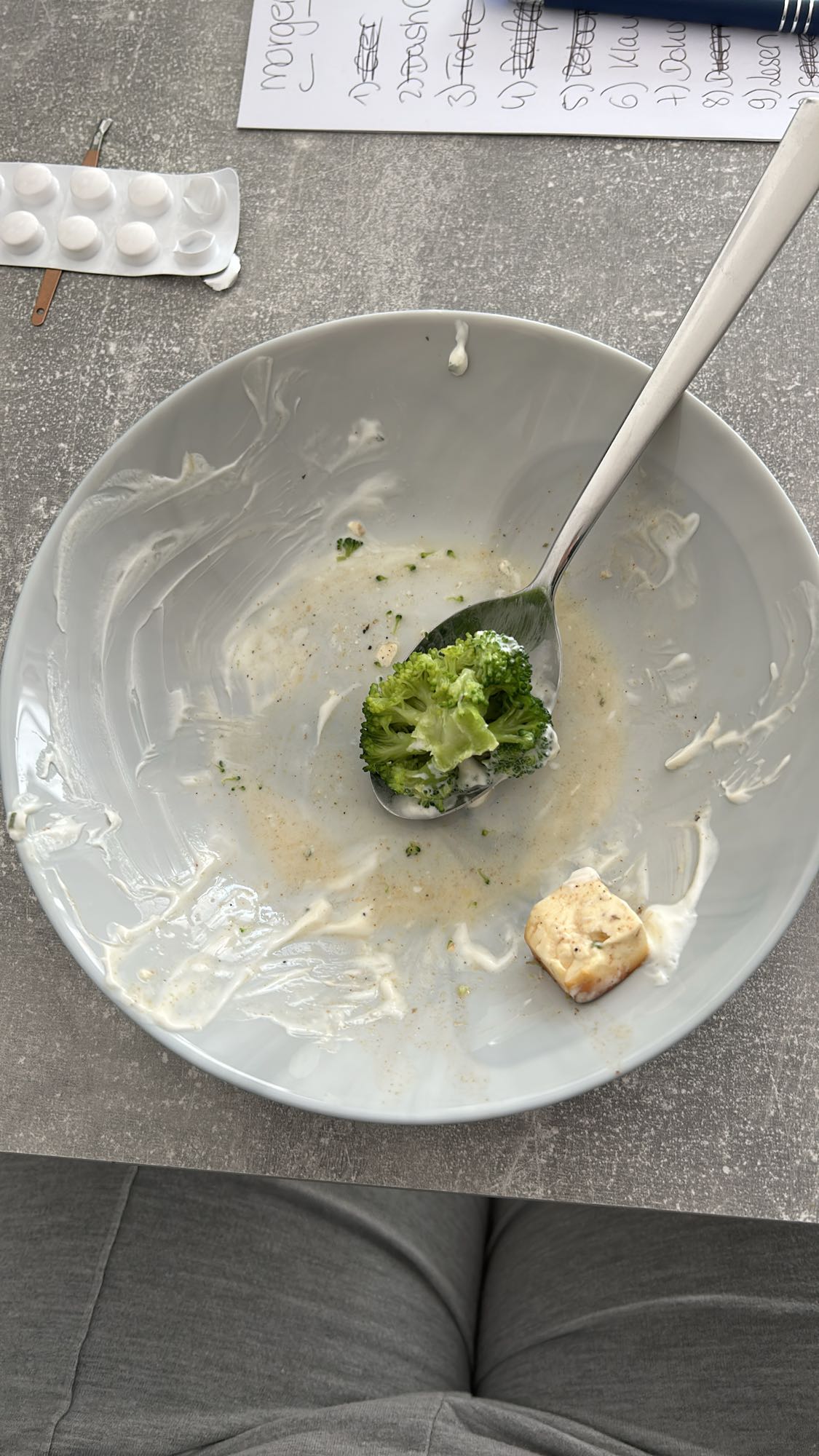 Brokkoli mit Sauce und Crouton