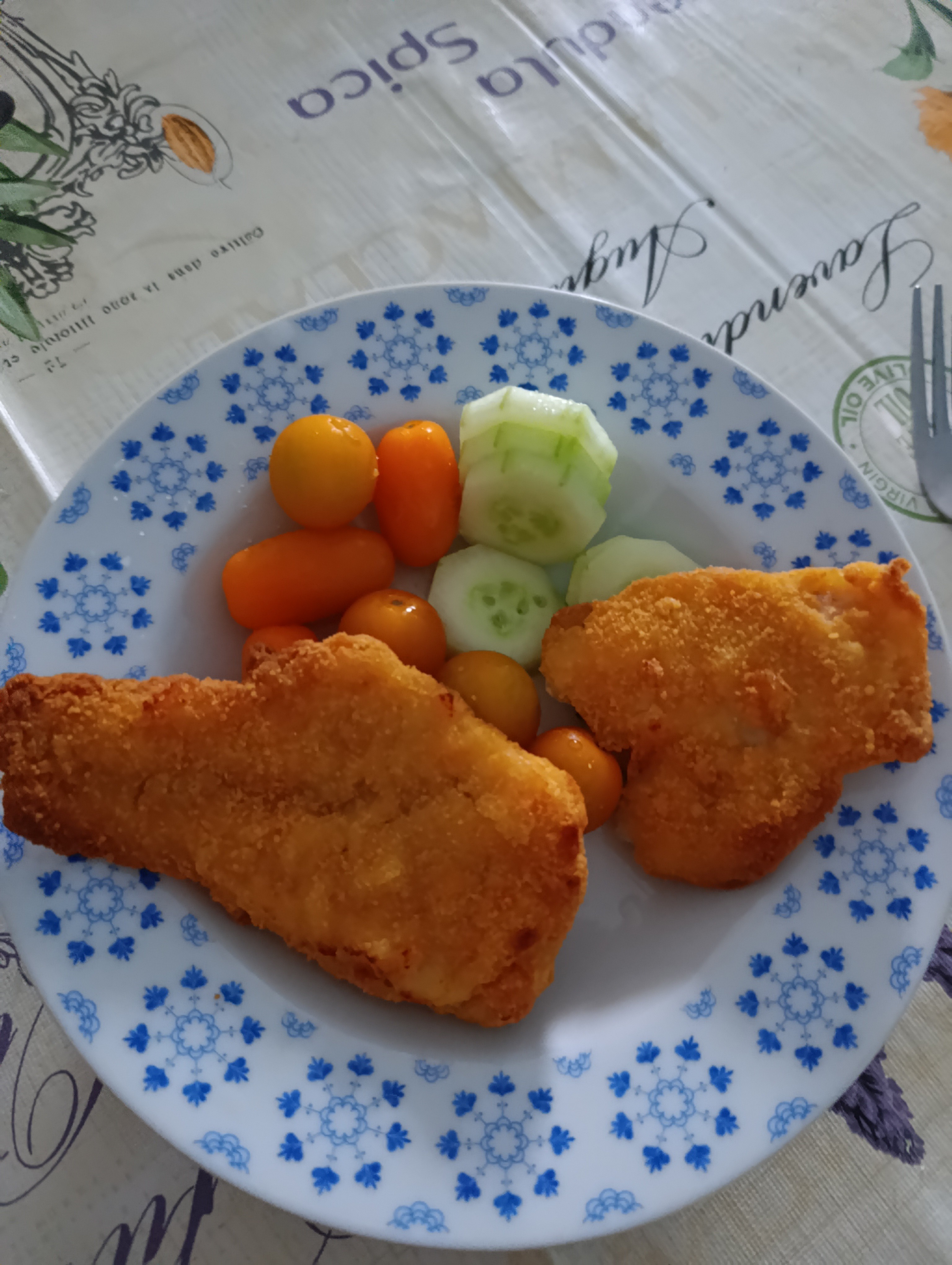 Pollo empanizado y vegetales