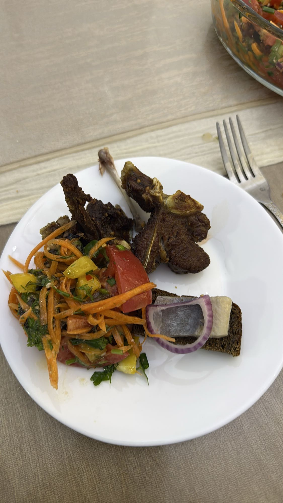 баранина с салатом и селедкой