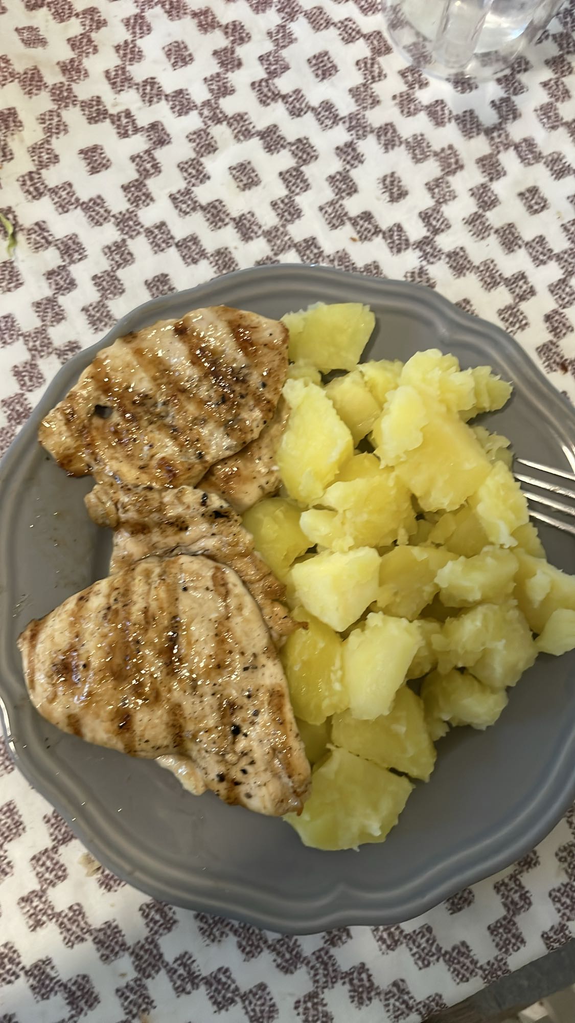 Piept de pui cu cartofi fierți