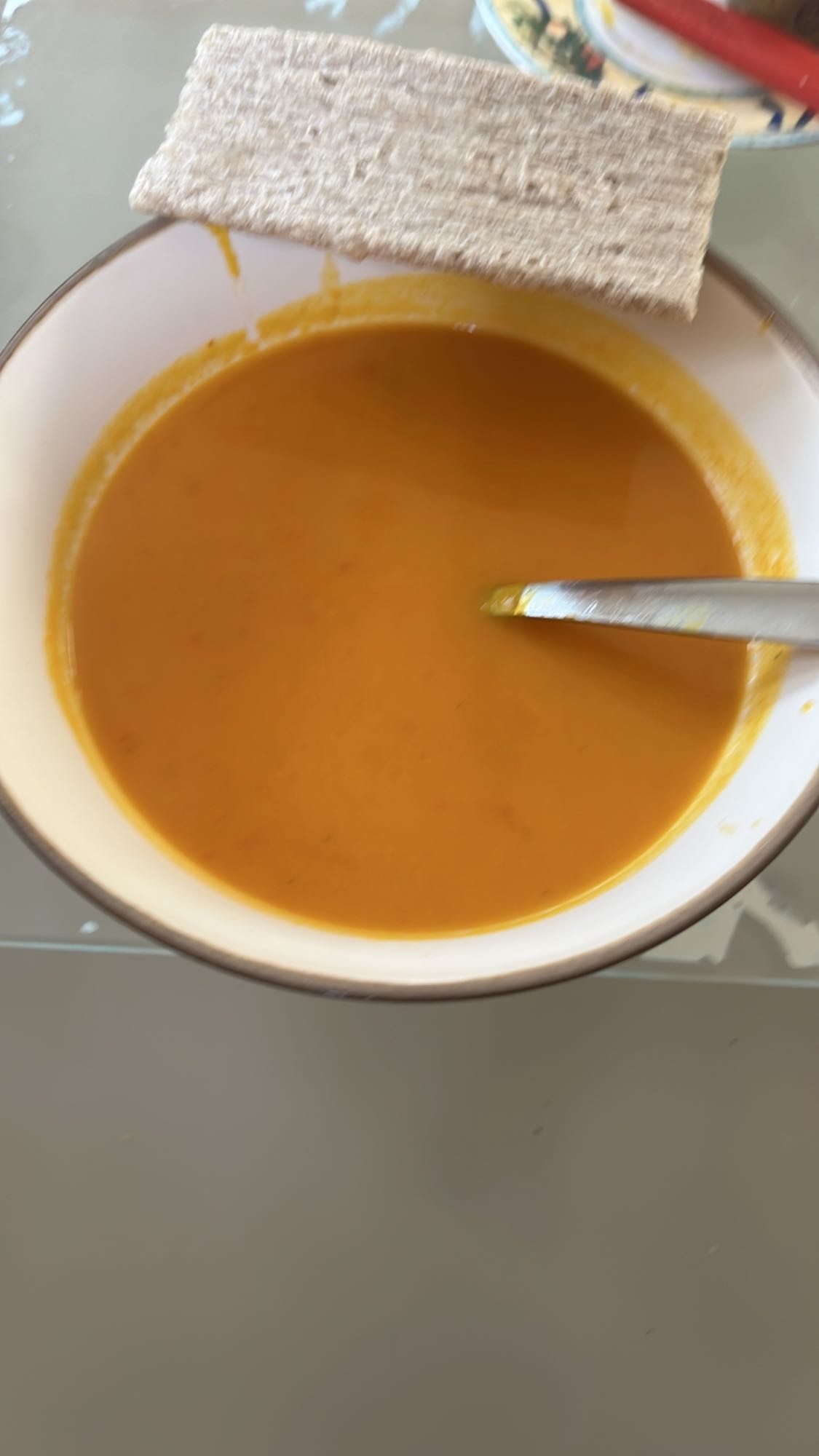 Tomatensuppe mit Knäckebrot