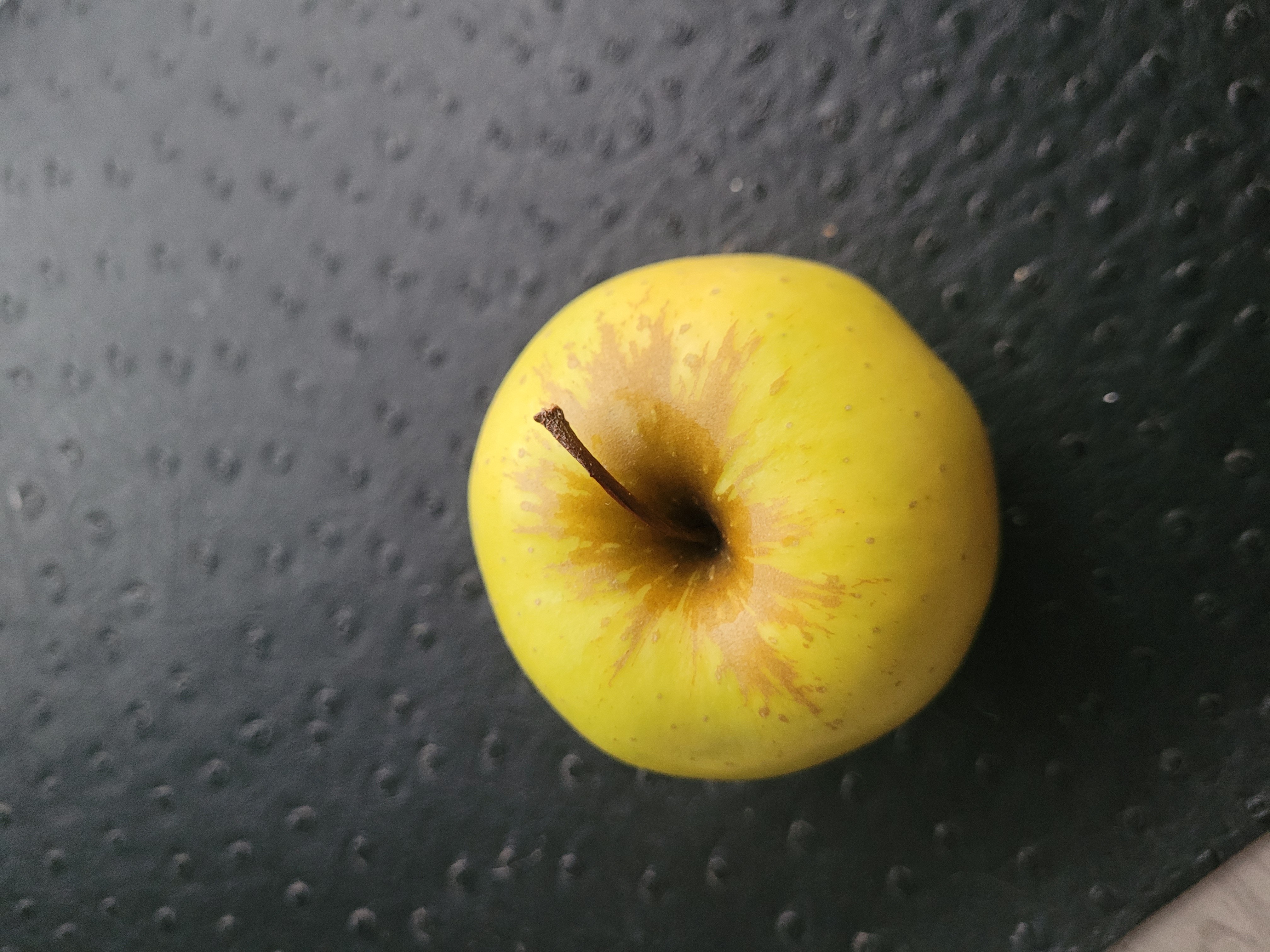 Pomme jaune entière